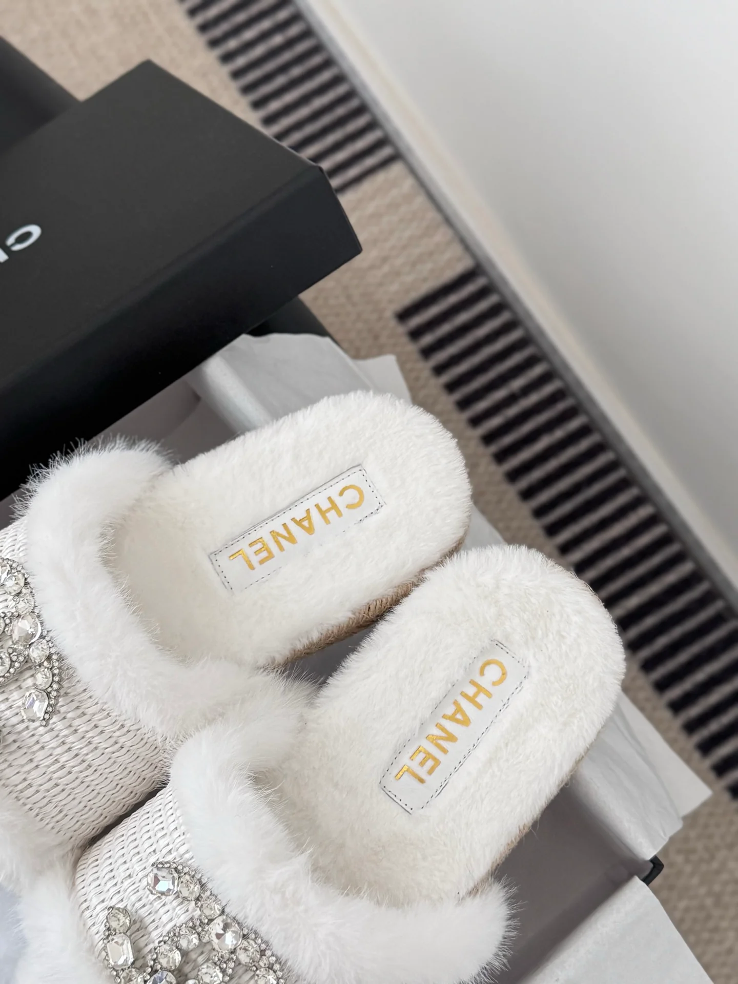 Chan 25fw fluffy slippers