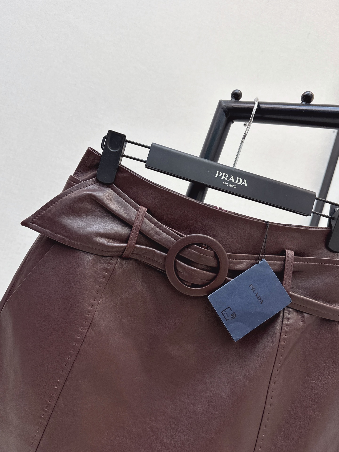 Pra 26fw leather belted skirt