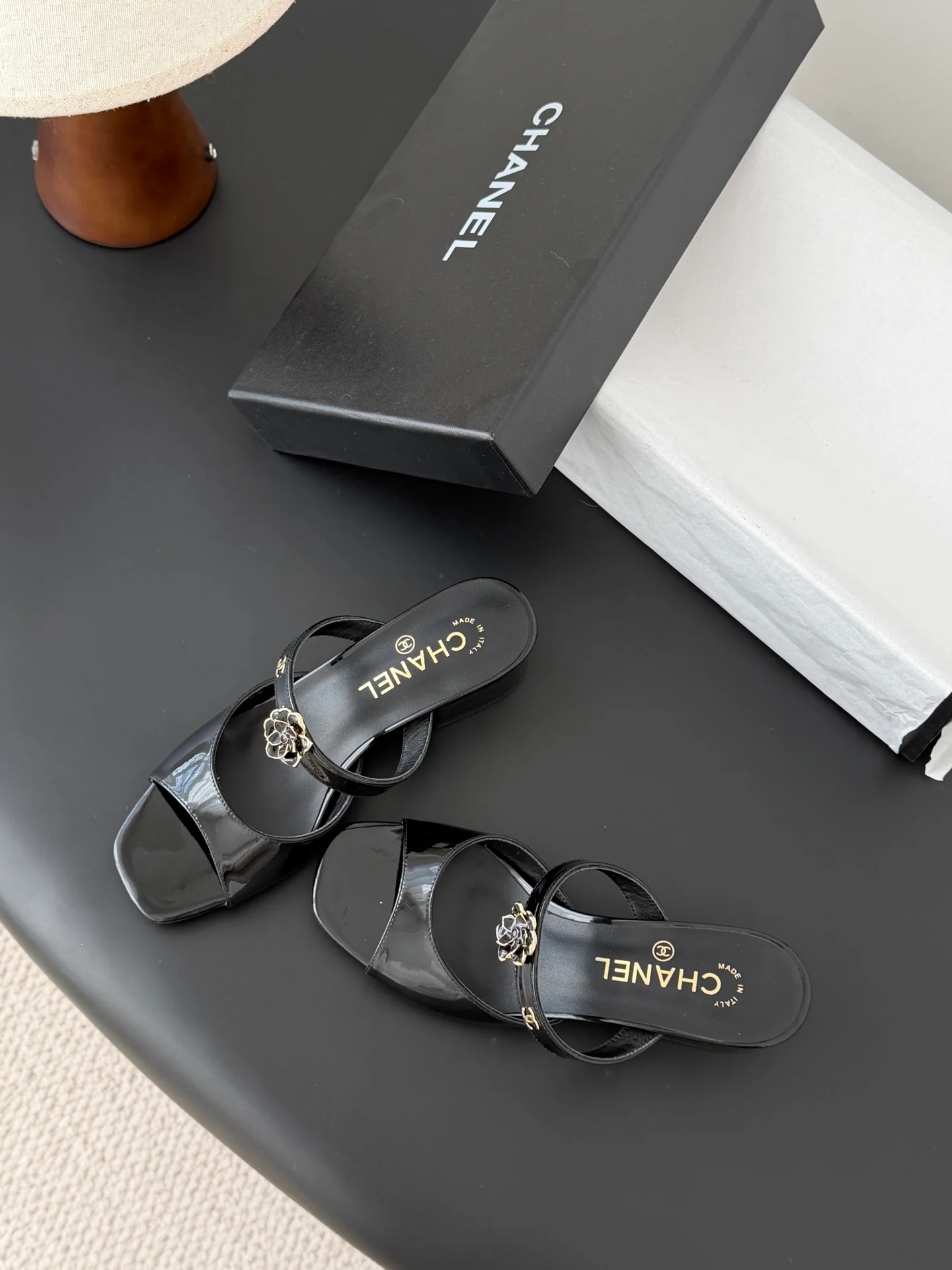 Chan 26ss camellia leather sandals