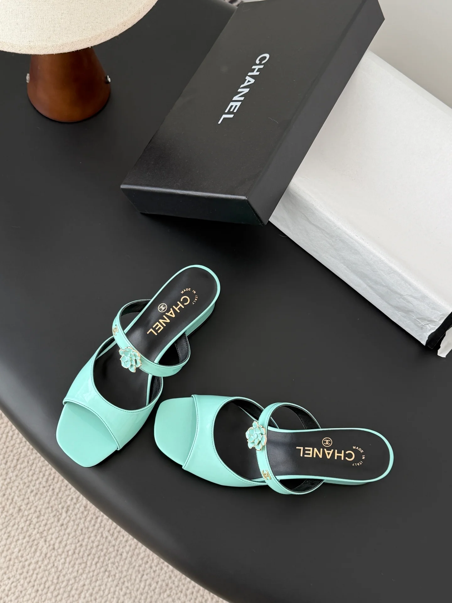 Chan 26ss camellia leather sandals