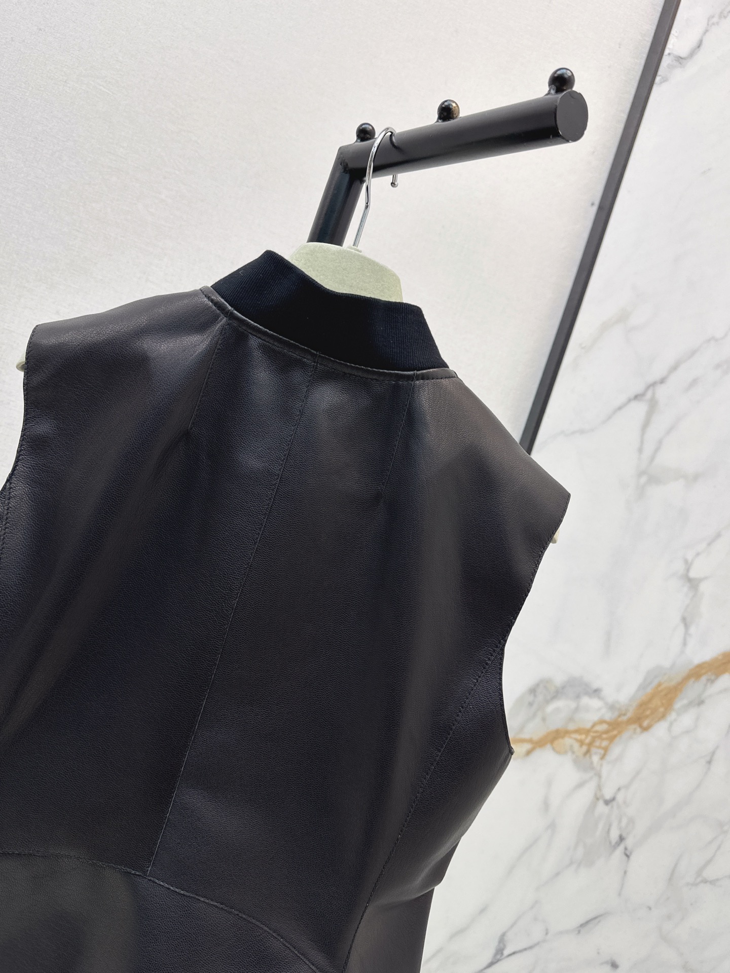 Her 26fw leather vest jacket