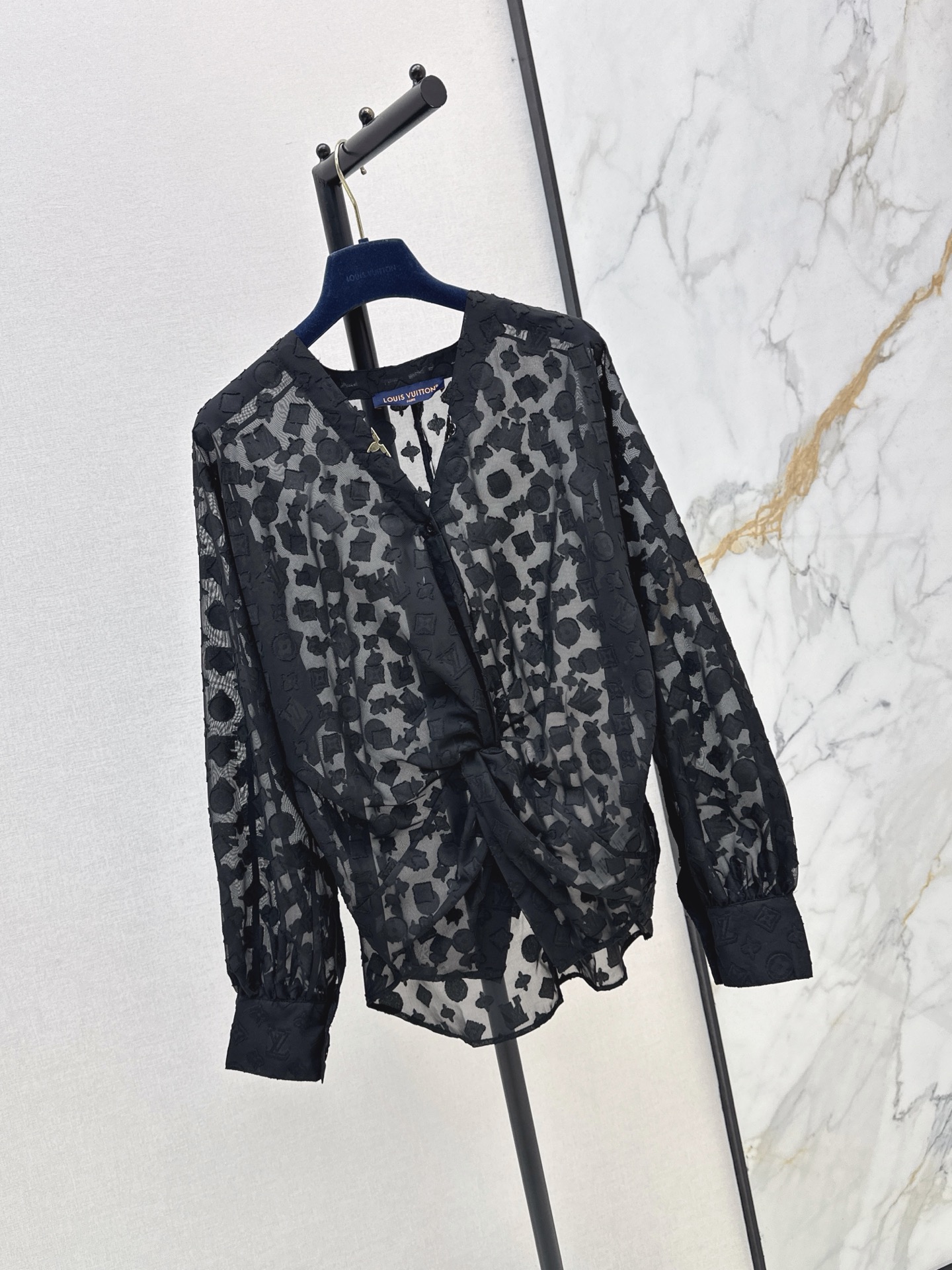 Loui 26ss v-neck shirt