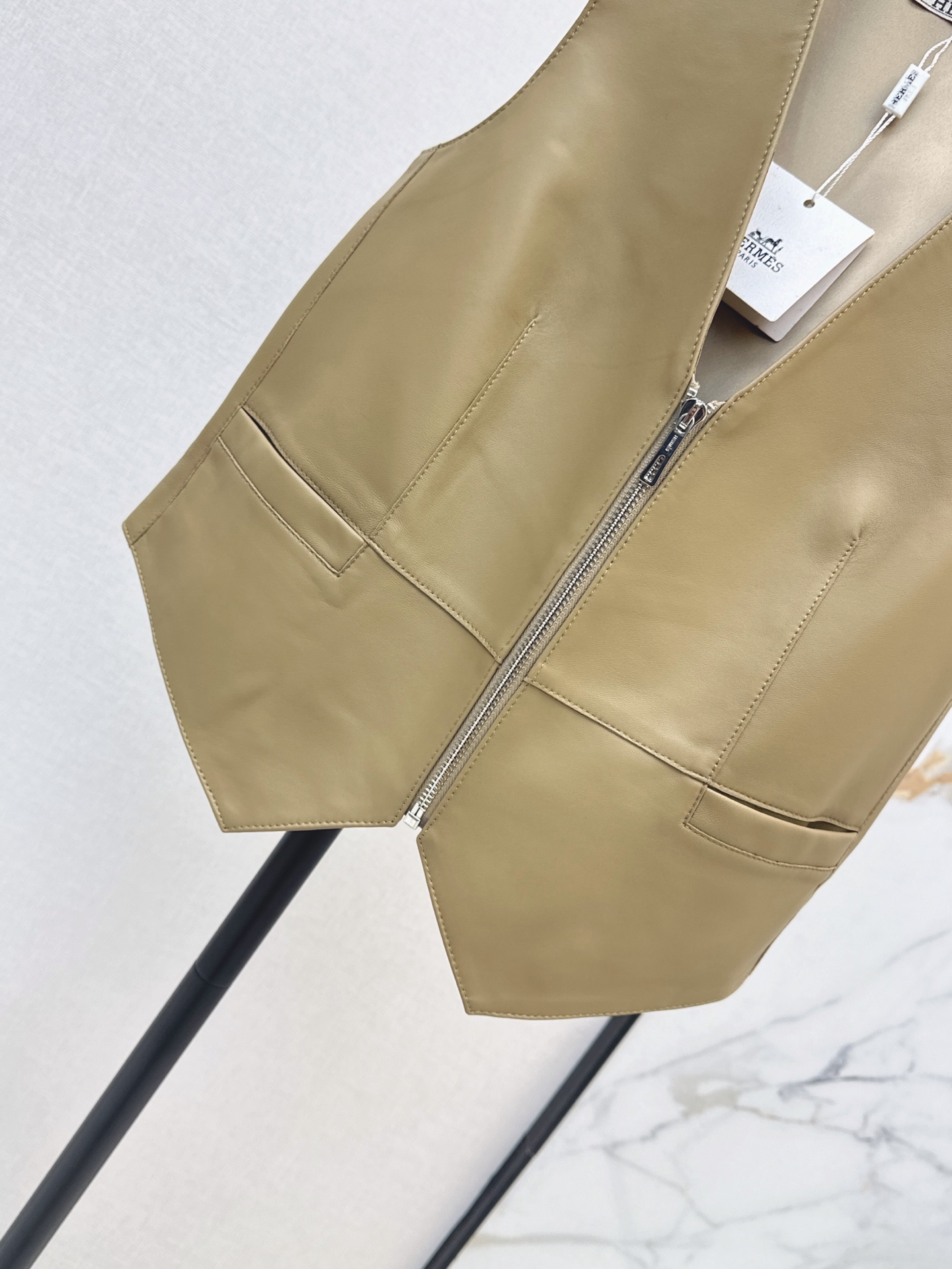 Her 26fw lether vest jacket