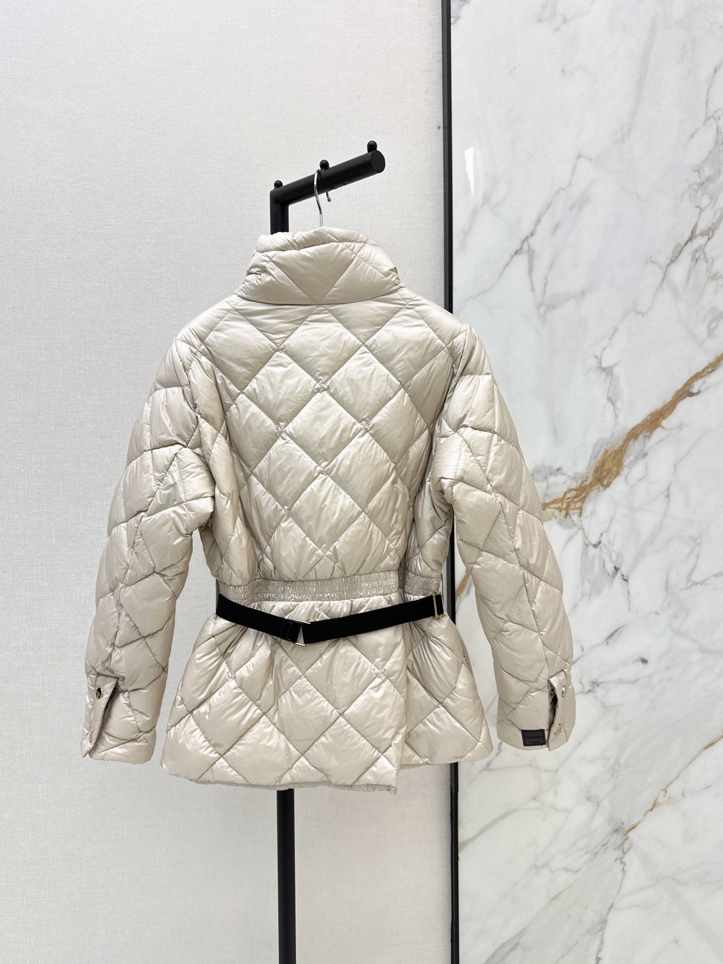 Max 26fw stand-collar belted down jacket