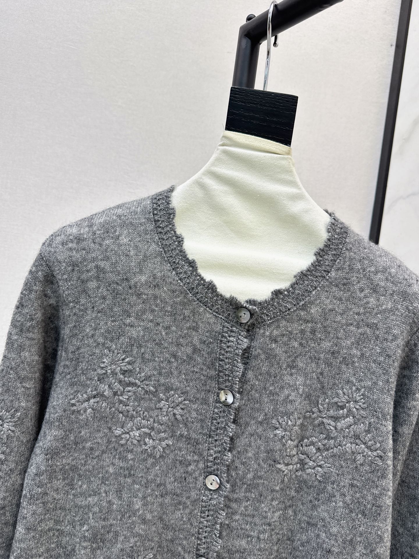 ES 26fw embroidery knit cardigan