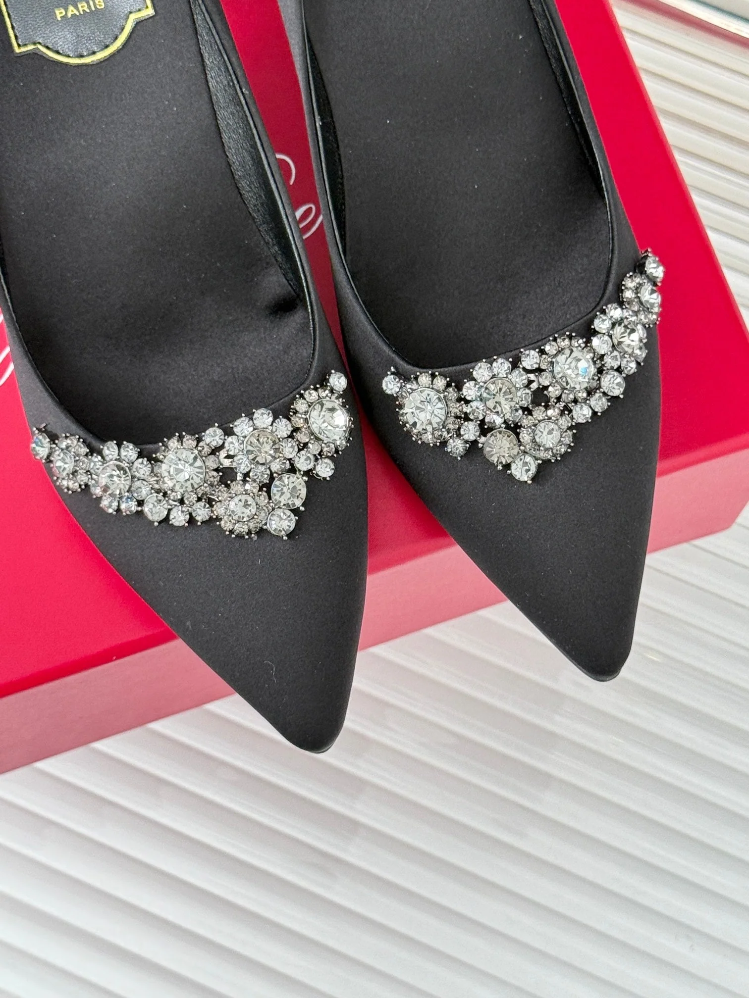R Vi rhinestone pump
