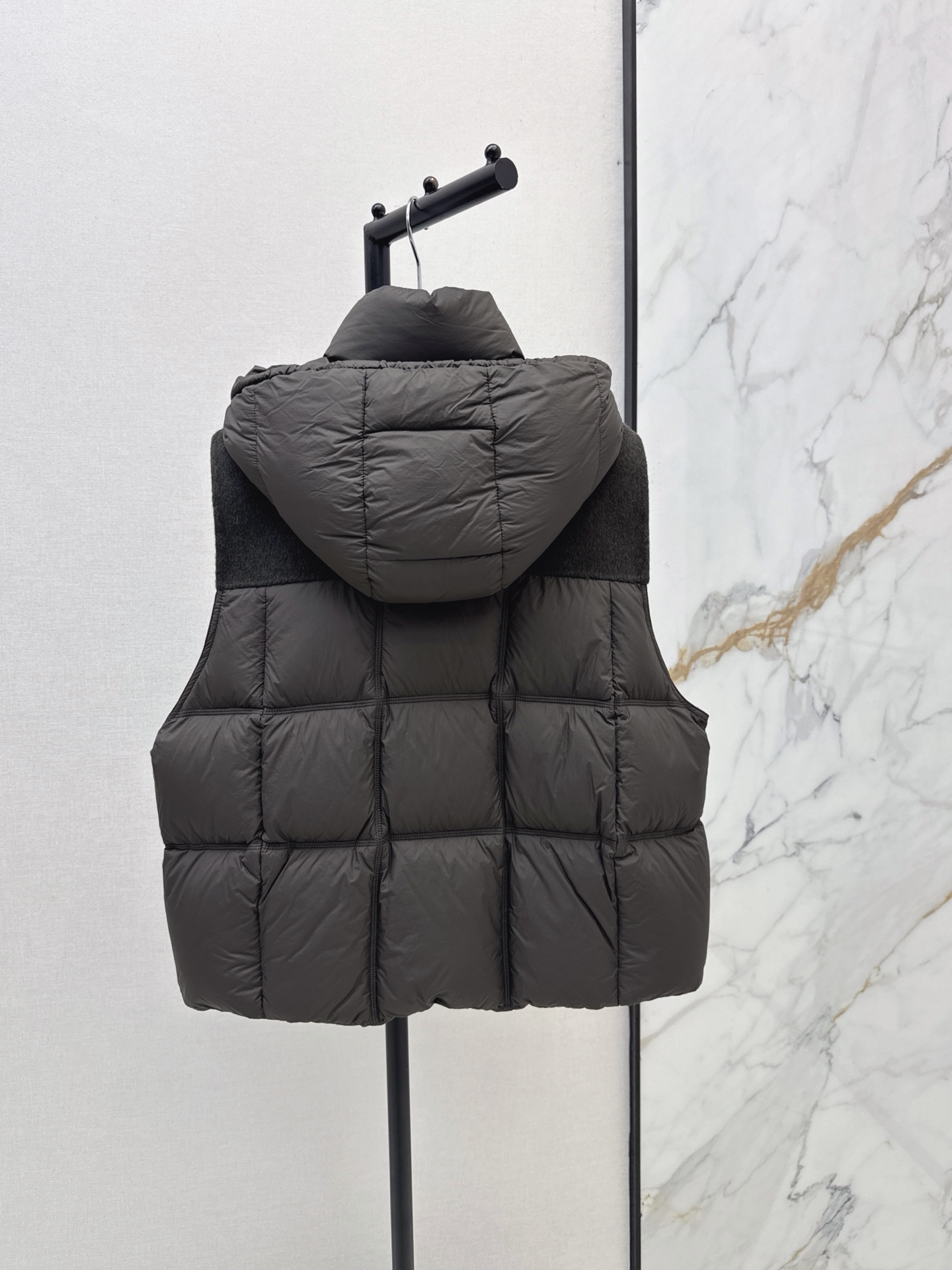 Max 26fw knit contract hooded down vest