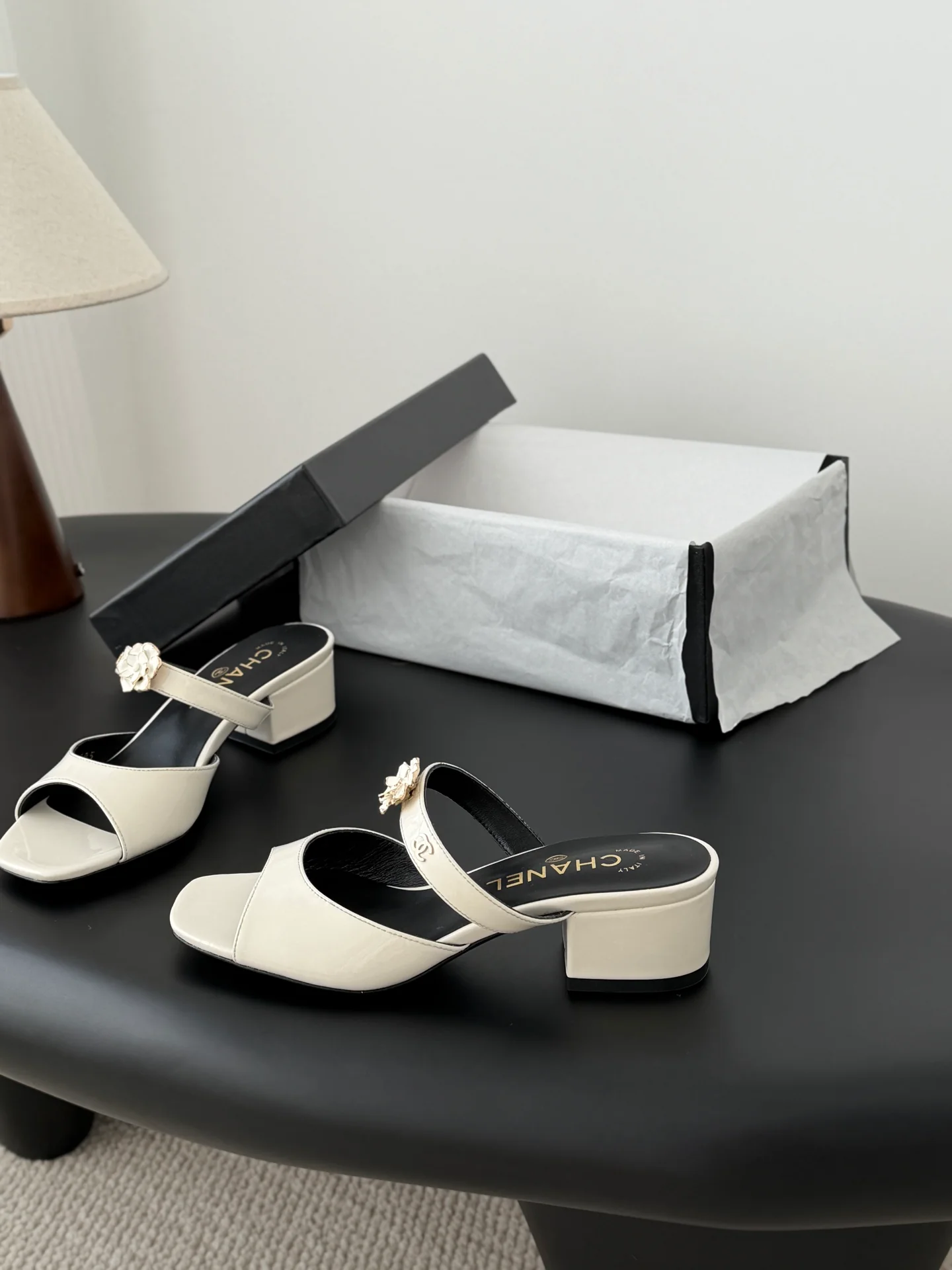 Chan 26ss camellia leather sandals