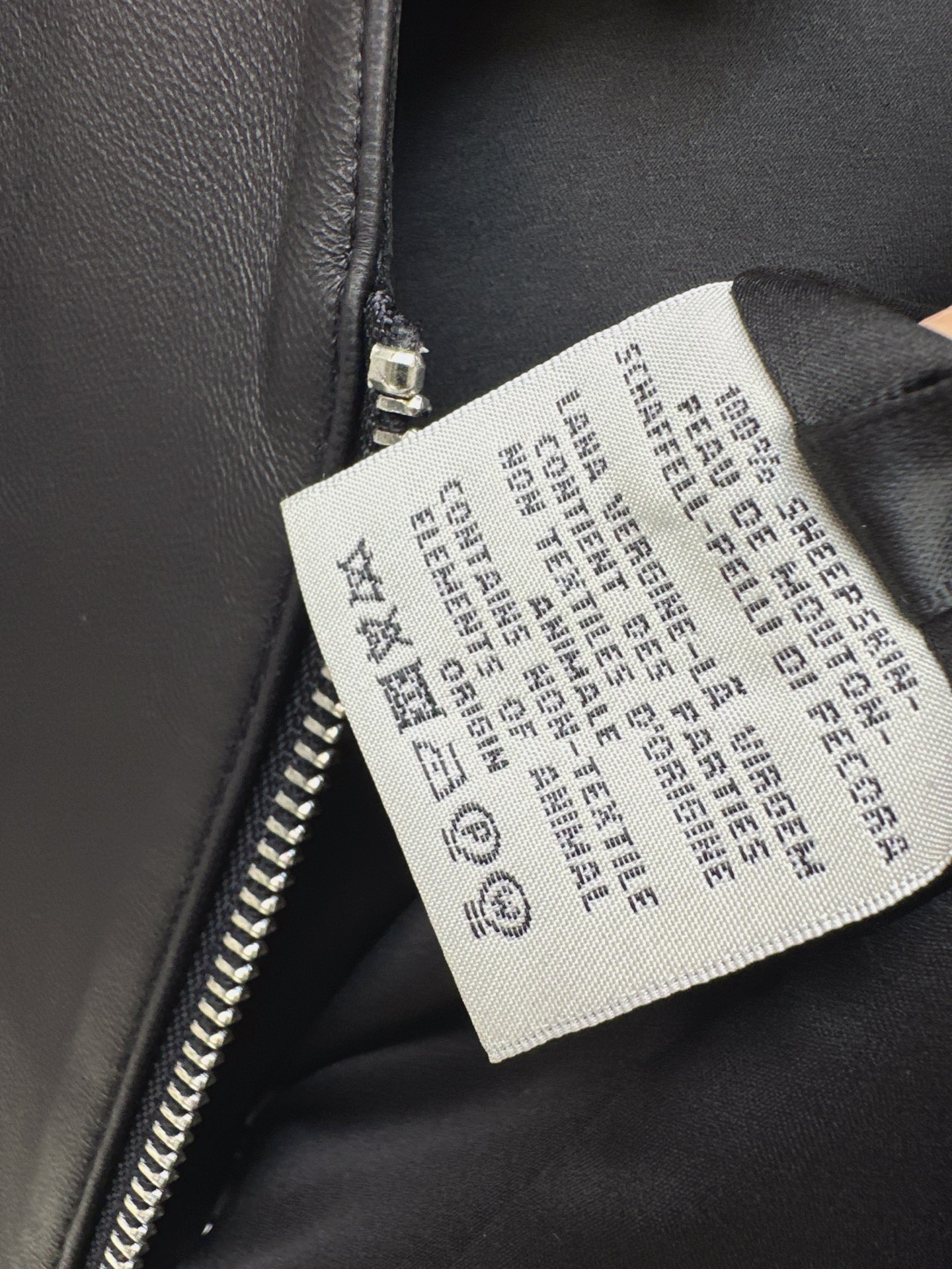 Her 26fw lether vest jacket