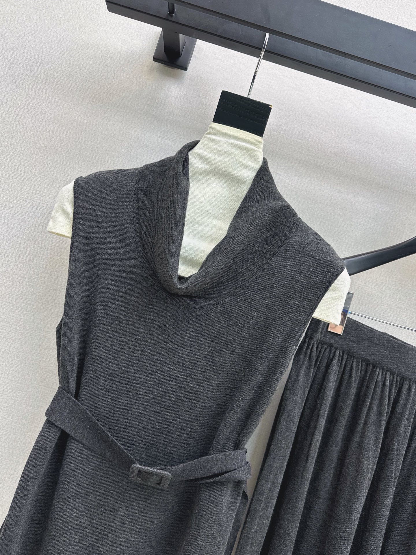 Her 26fw belted knit sleeveless top pants sets