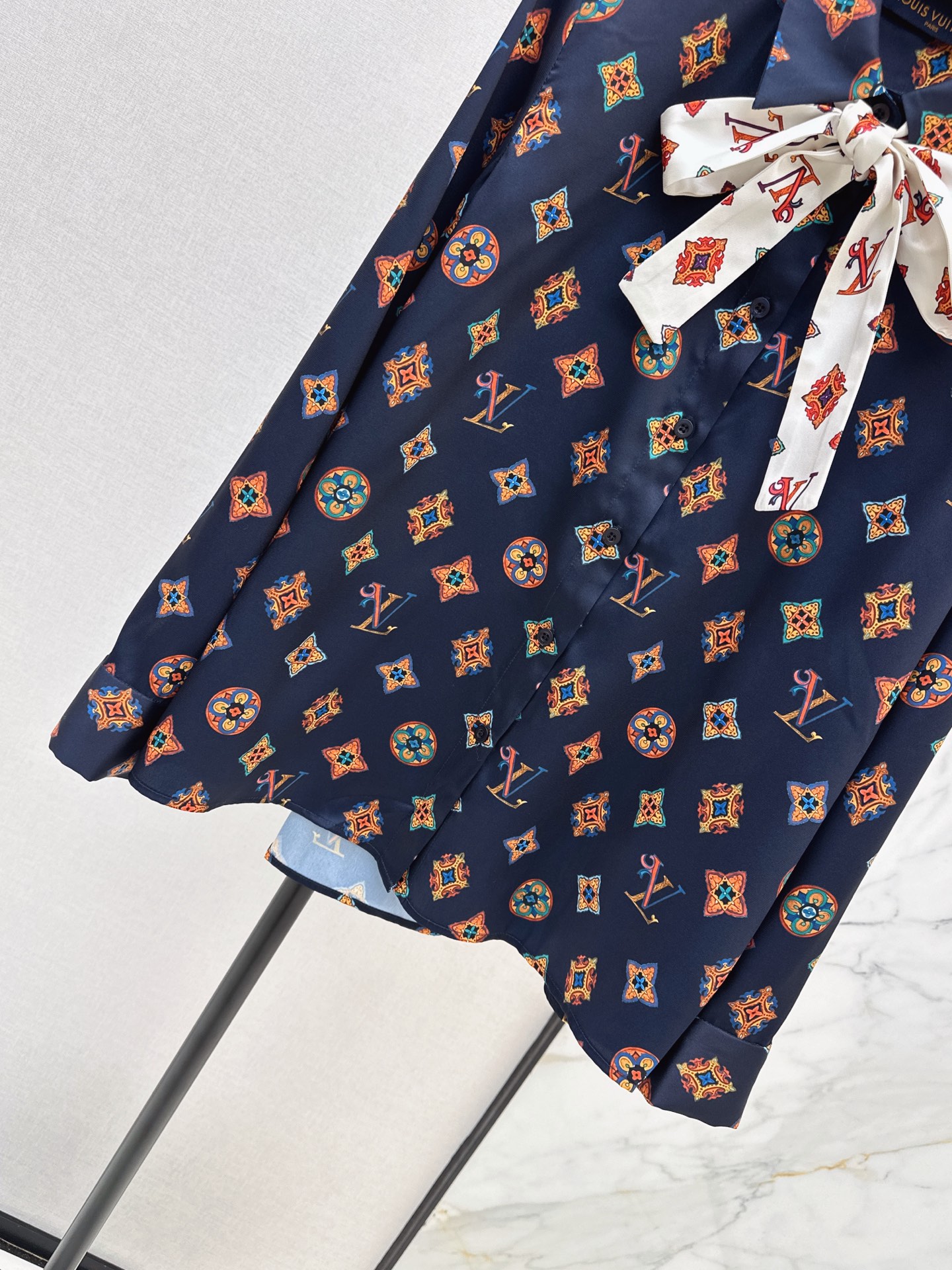 Loui 26fw print ribbon shirt