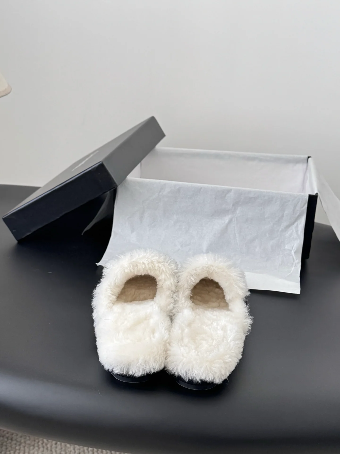 Chan 25fw fluffy slippers