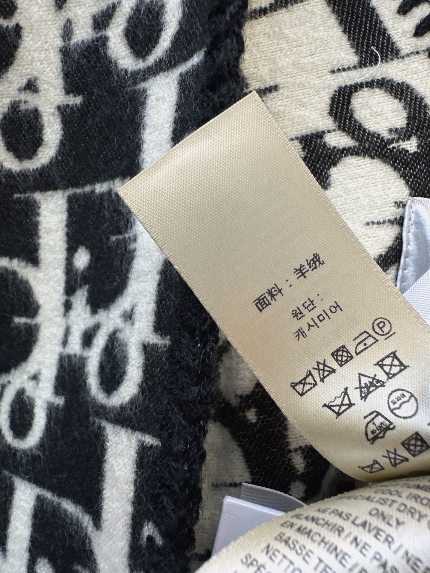 CD 26fw cashmere shawls cape