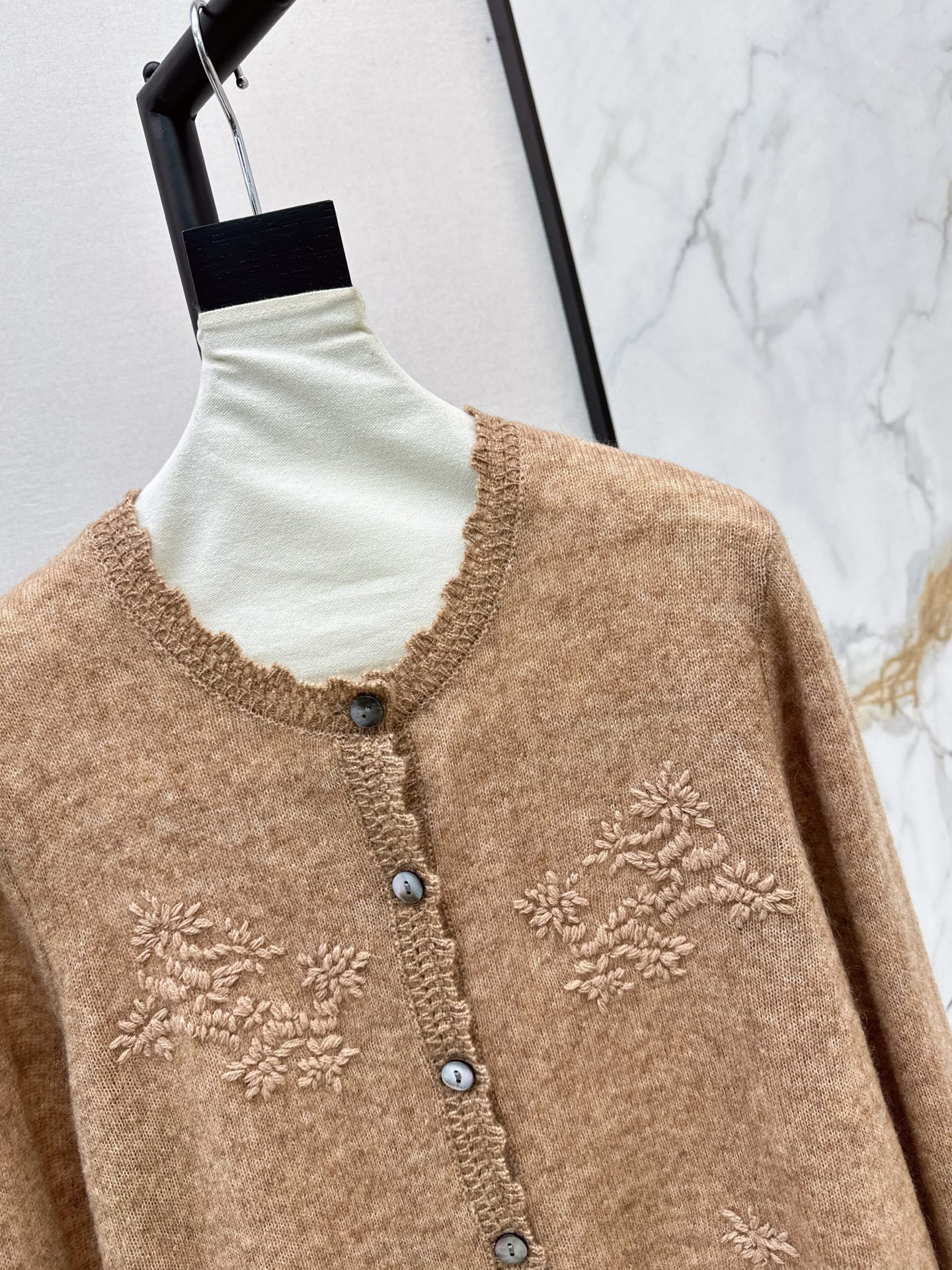 ES 26fw embroidery knit cardigan