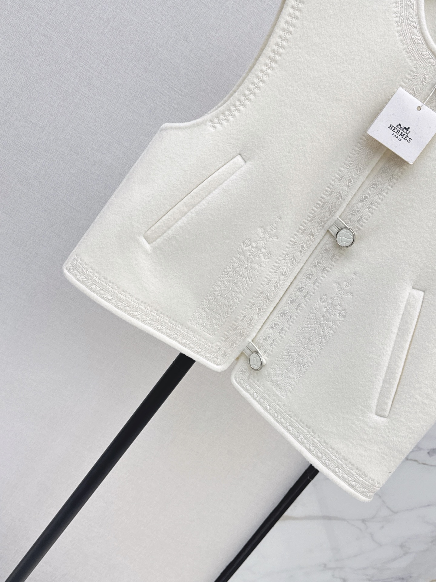 Her 26fw embroidery woolen vest