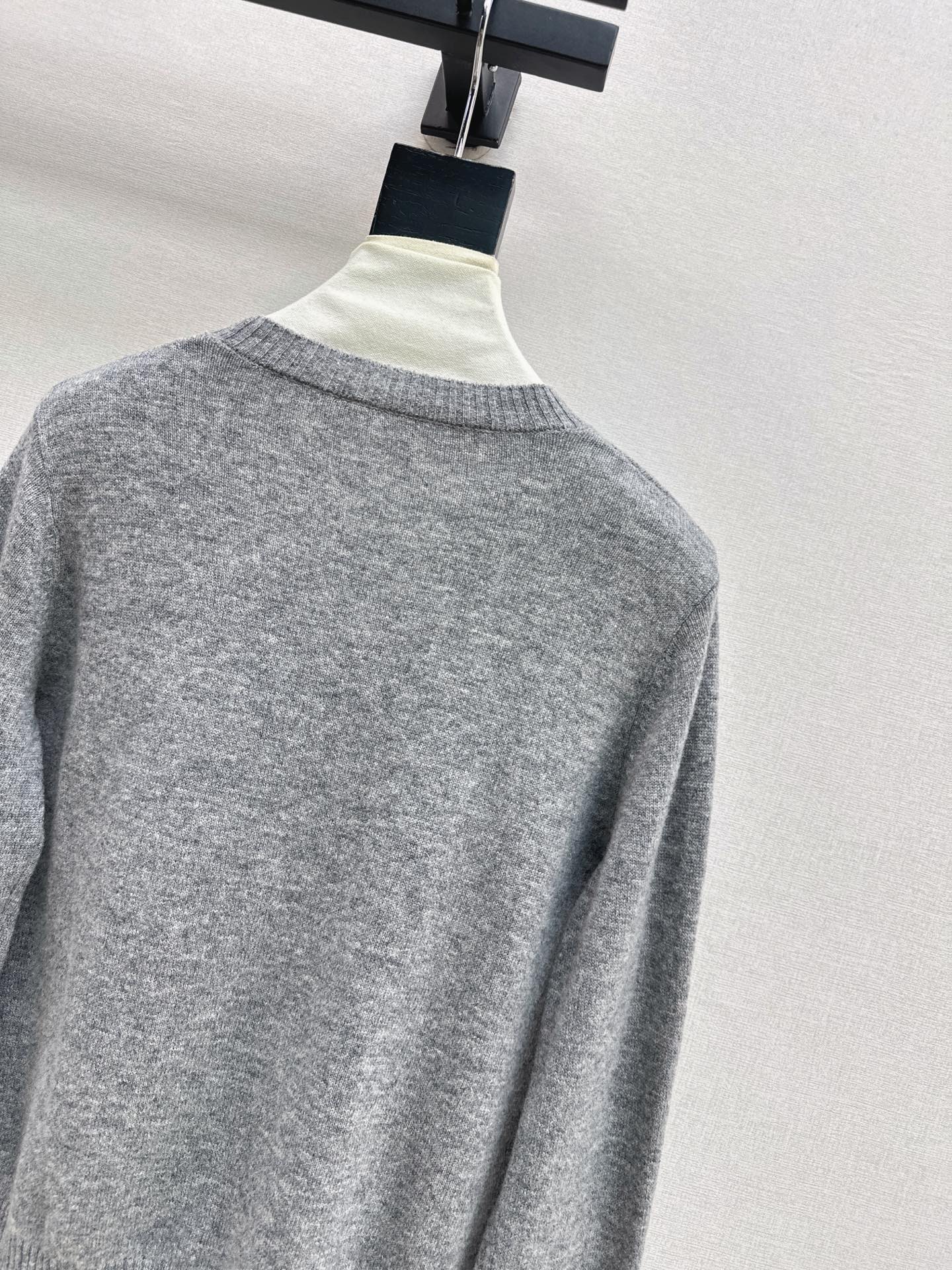 Loe 26fw embroidery sweater