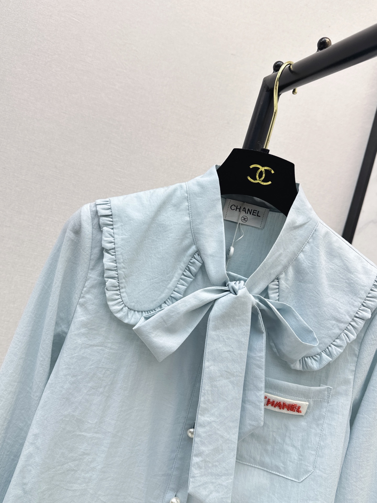 Chan 26fw ruffle ribbon shirt