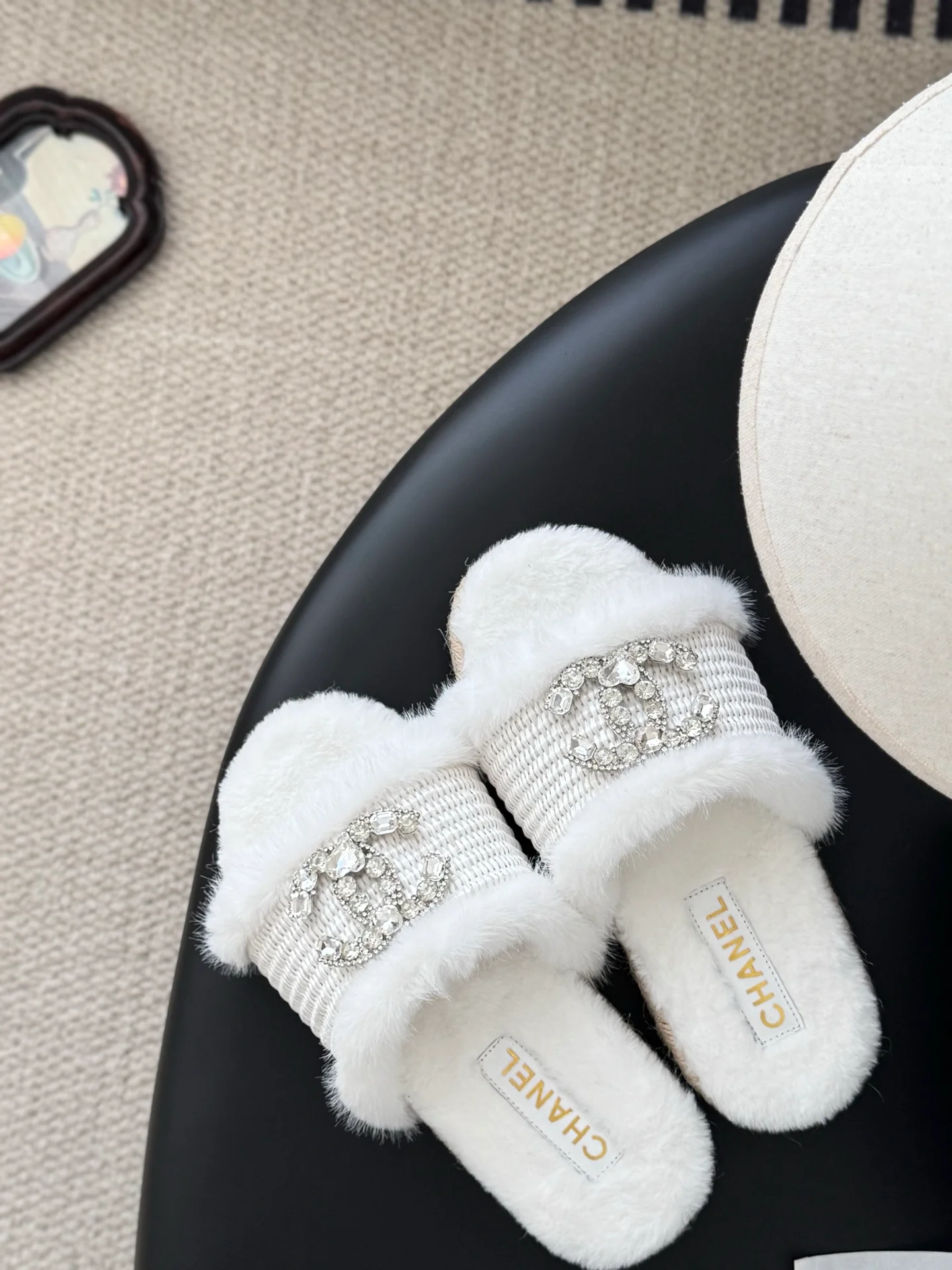 Chan 25fw fluffy slippers