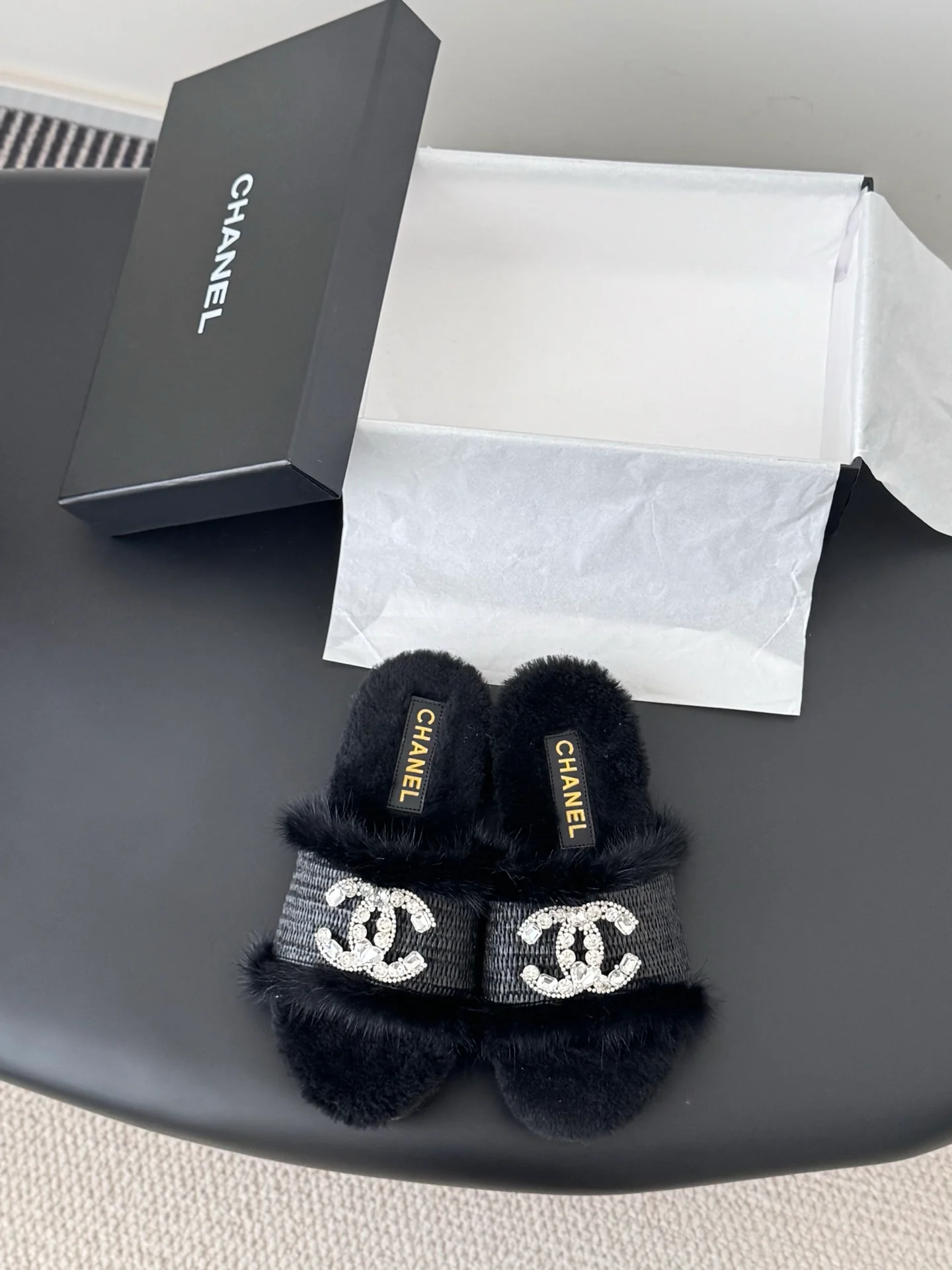 Chan 25fw fluffy slippers