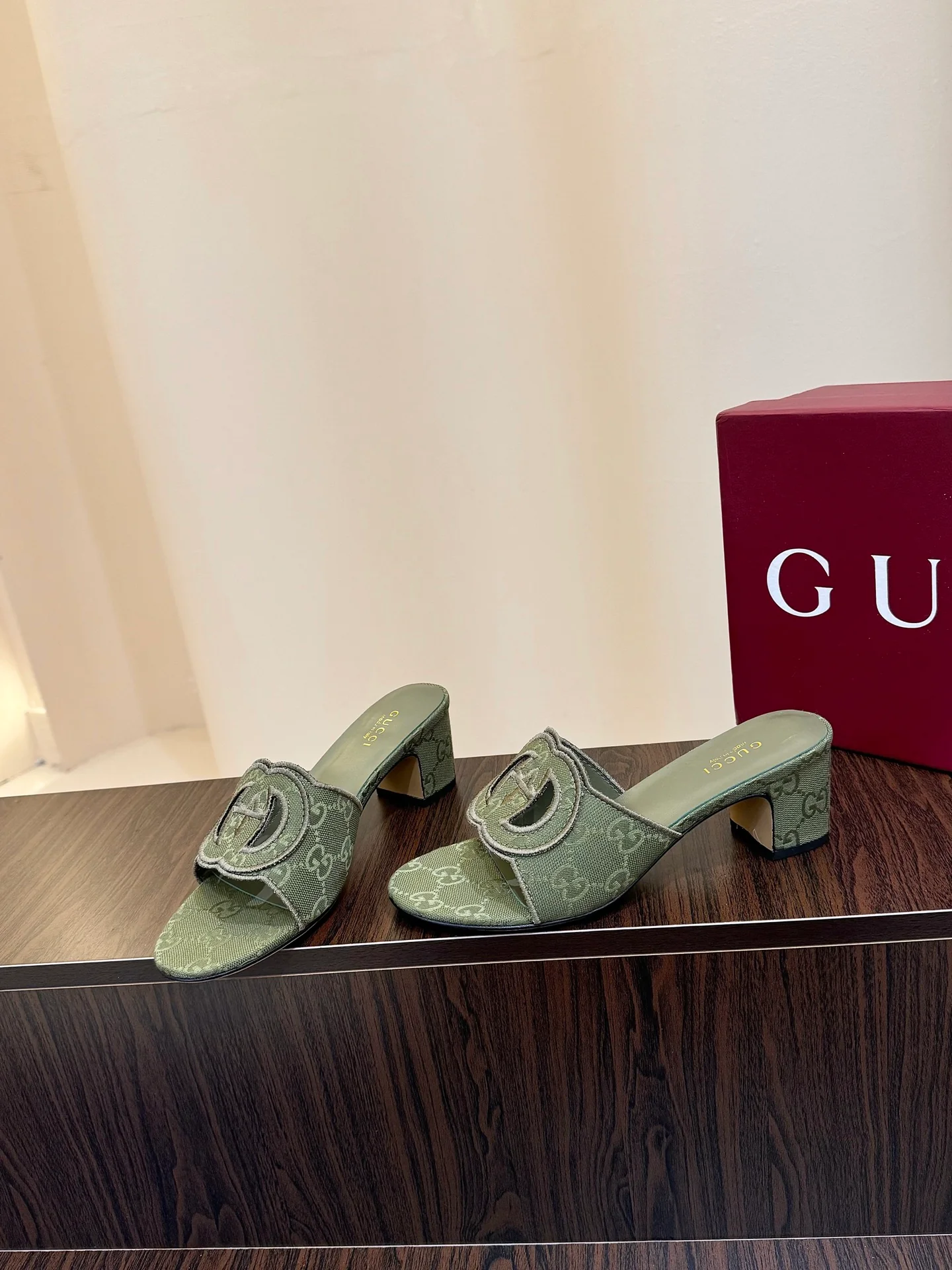 Gucc 25fw slide sandals
