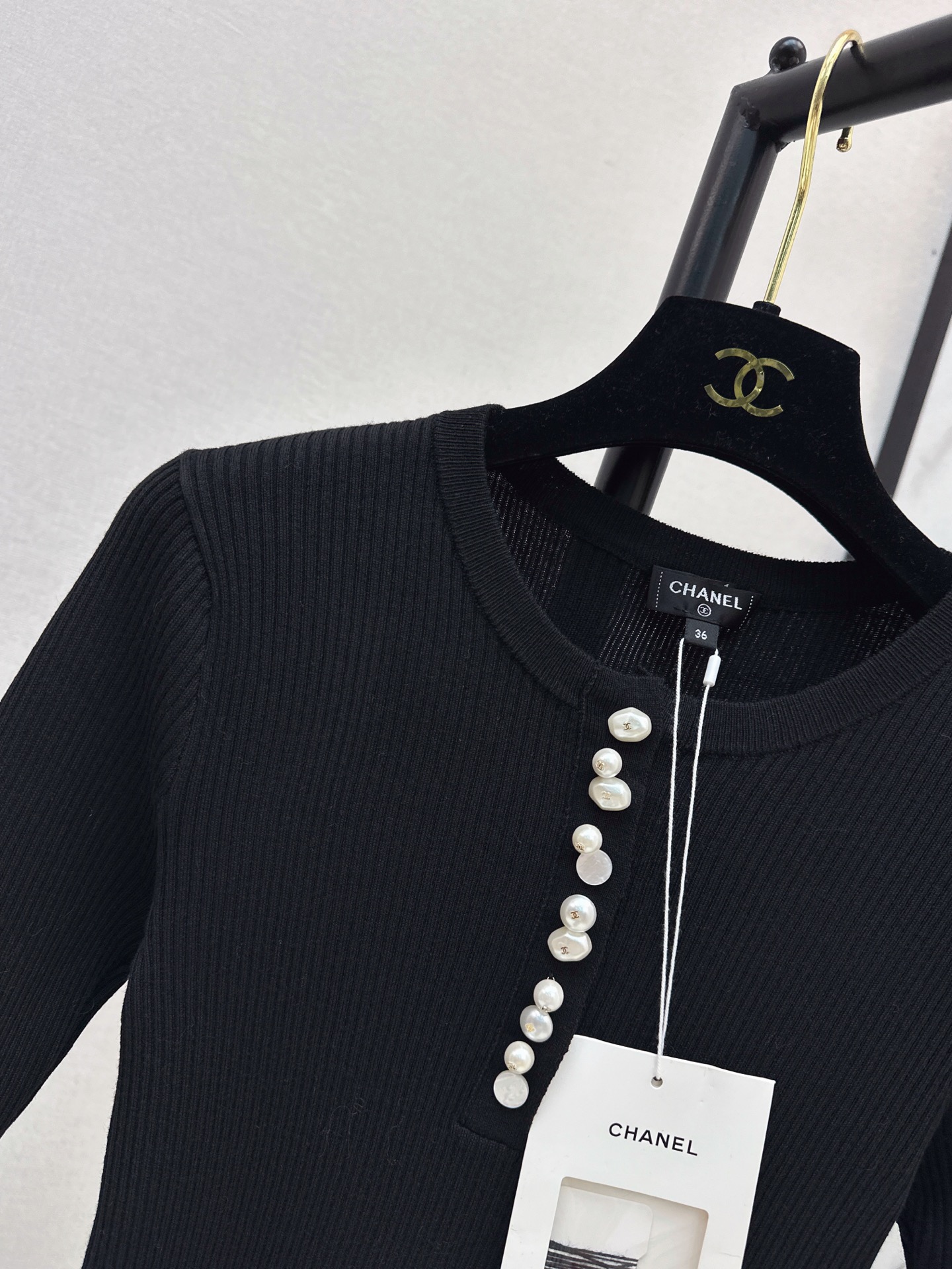 Chan 26fw pearl buttons knit top