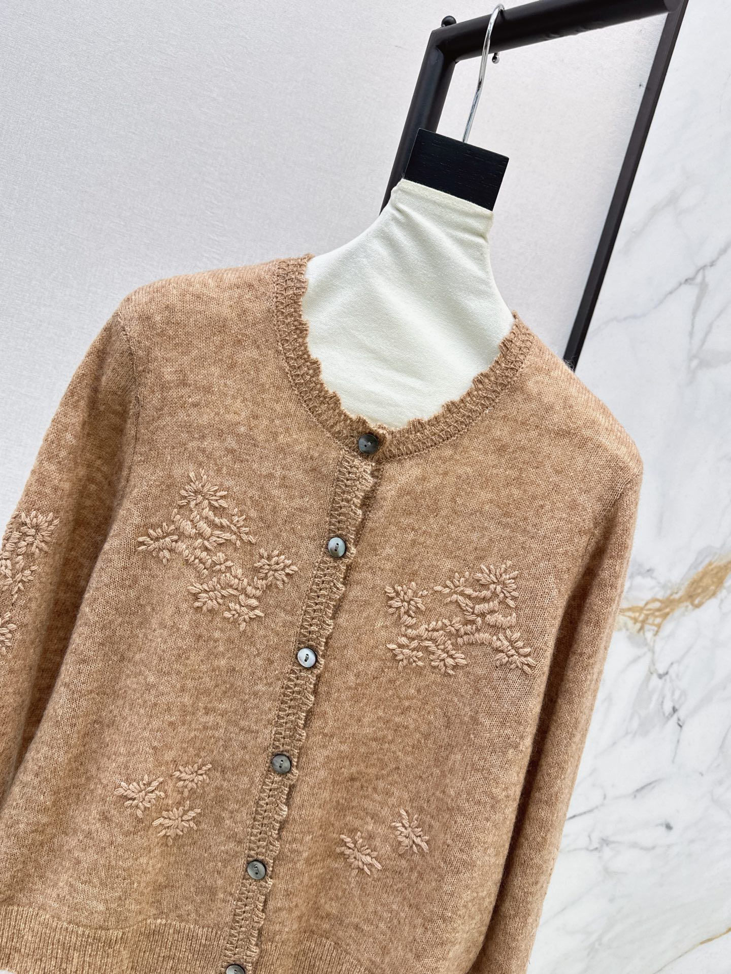 ES 26fw embroidery knit cardigan