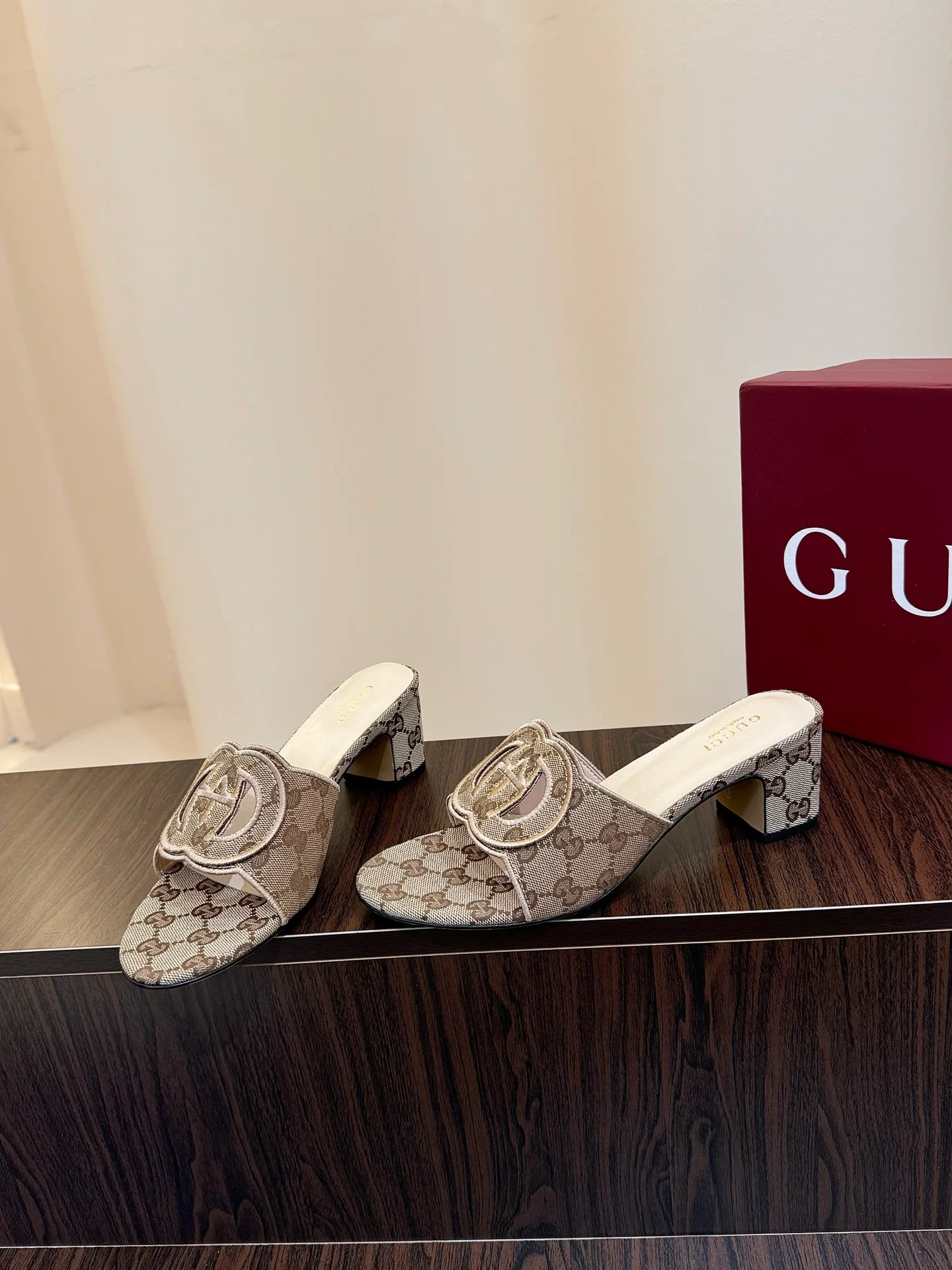 Gucc 25fw slide sandals