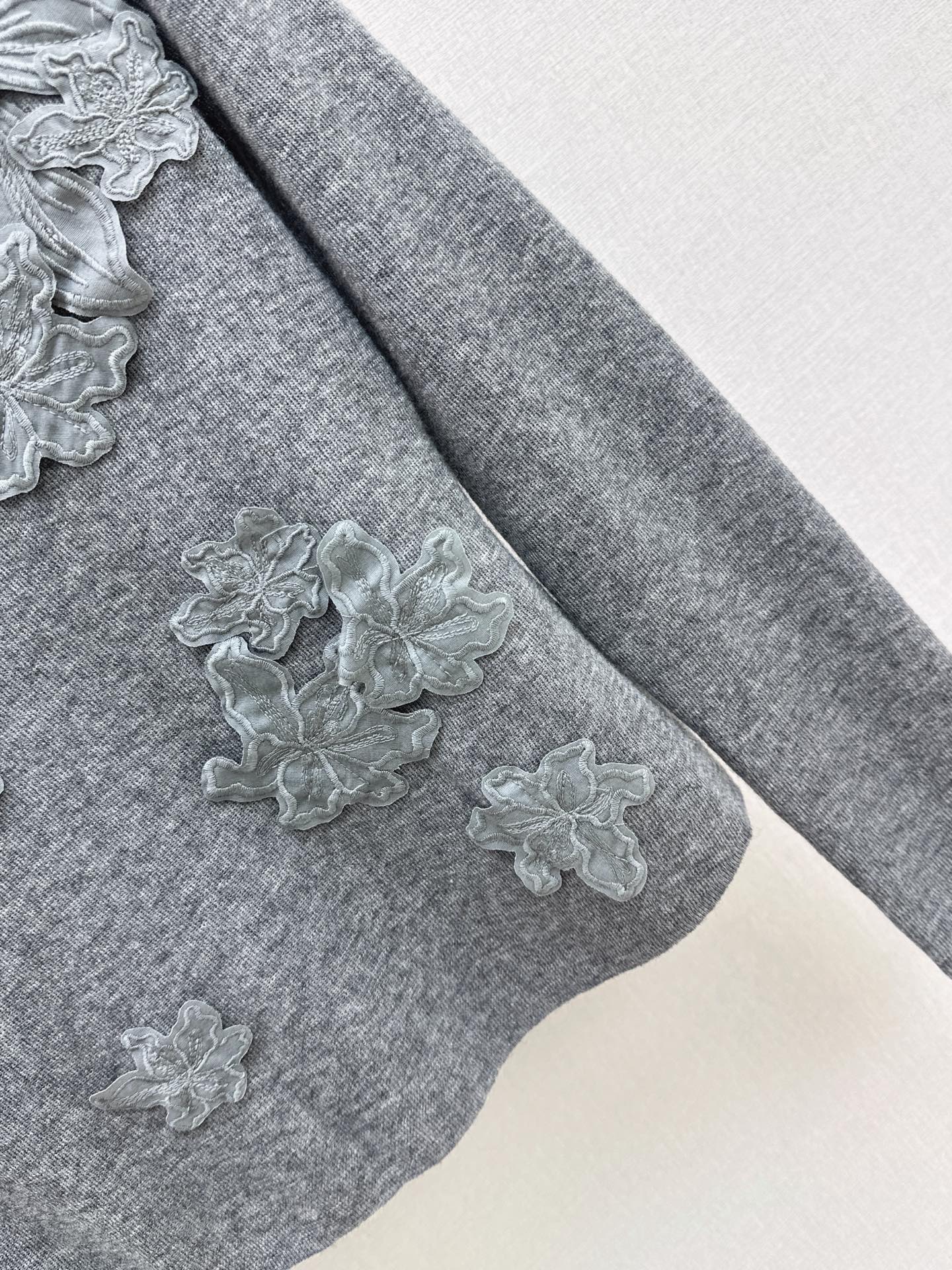 ES 26fw lace embroidery knit sweater