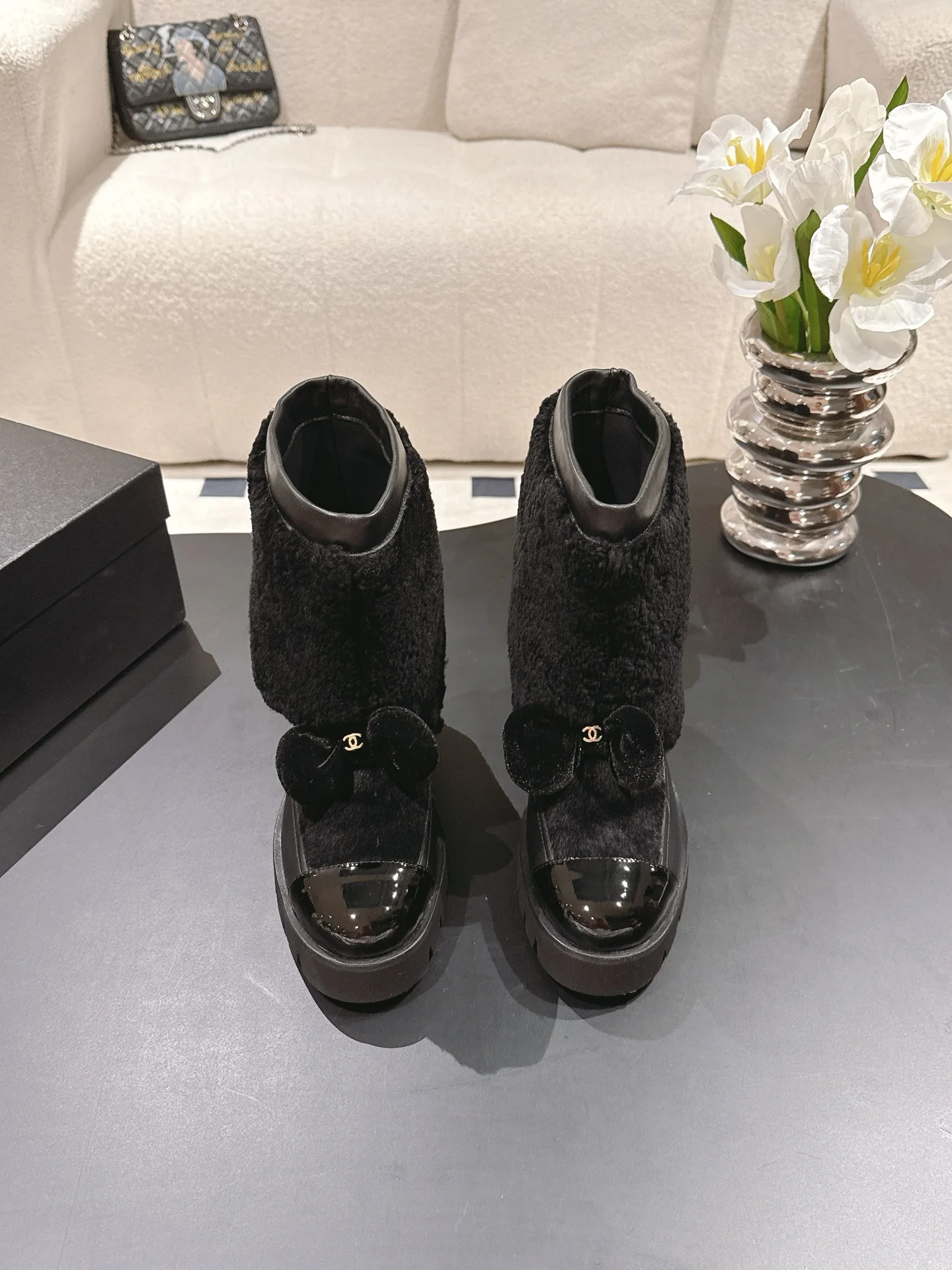 Chan 25fw plush boots with bow