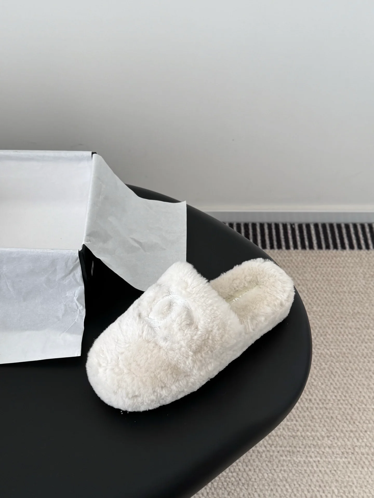 Chan 25fw fluffy slippers