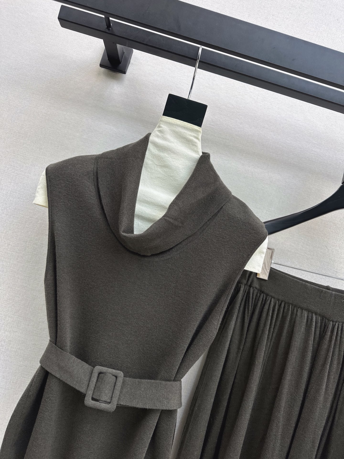 Her 26fw belted knit sleeveless top pants sets