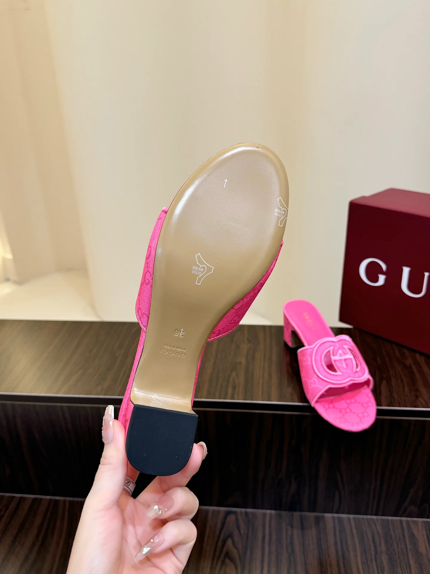 Gucc 25fw slide sandals