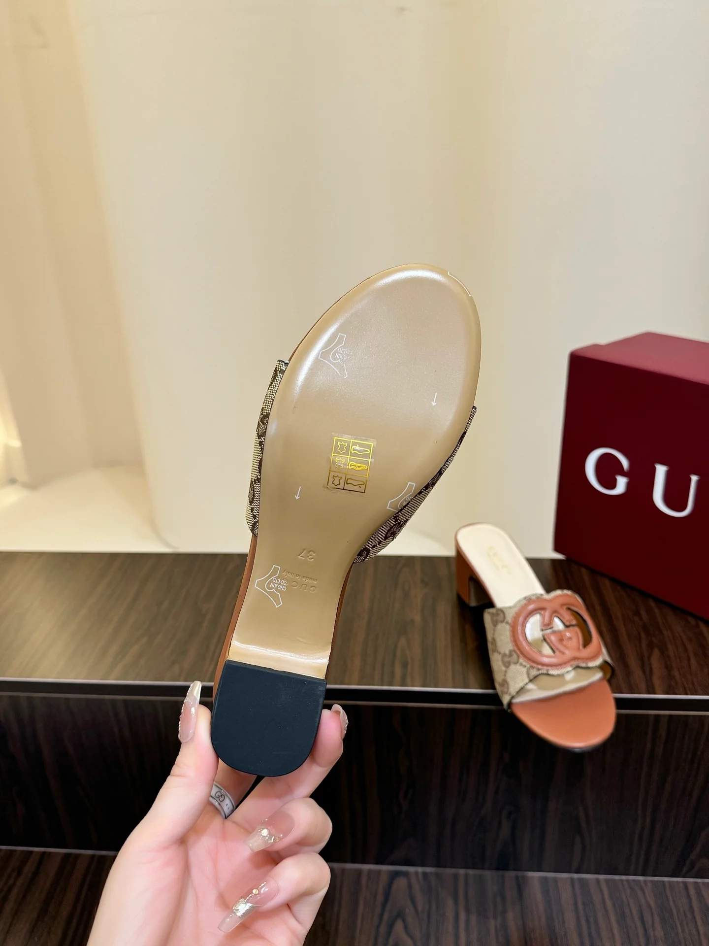 Gucc 25fw slide sandals
