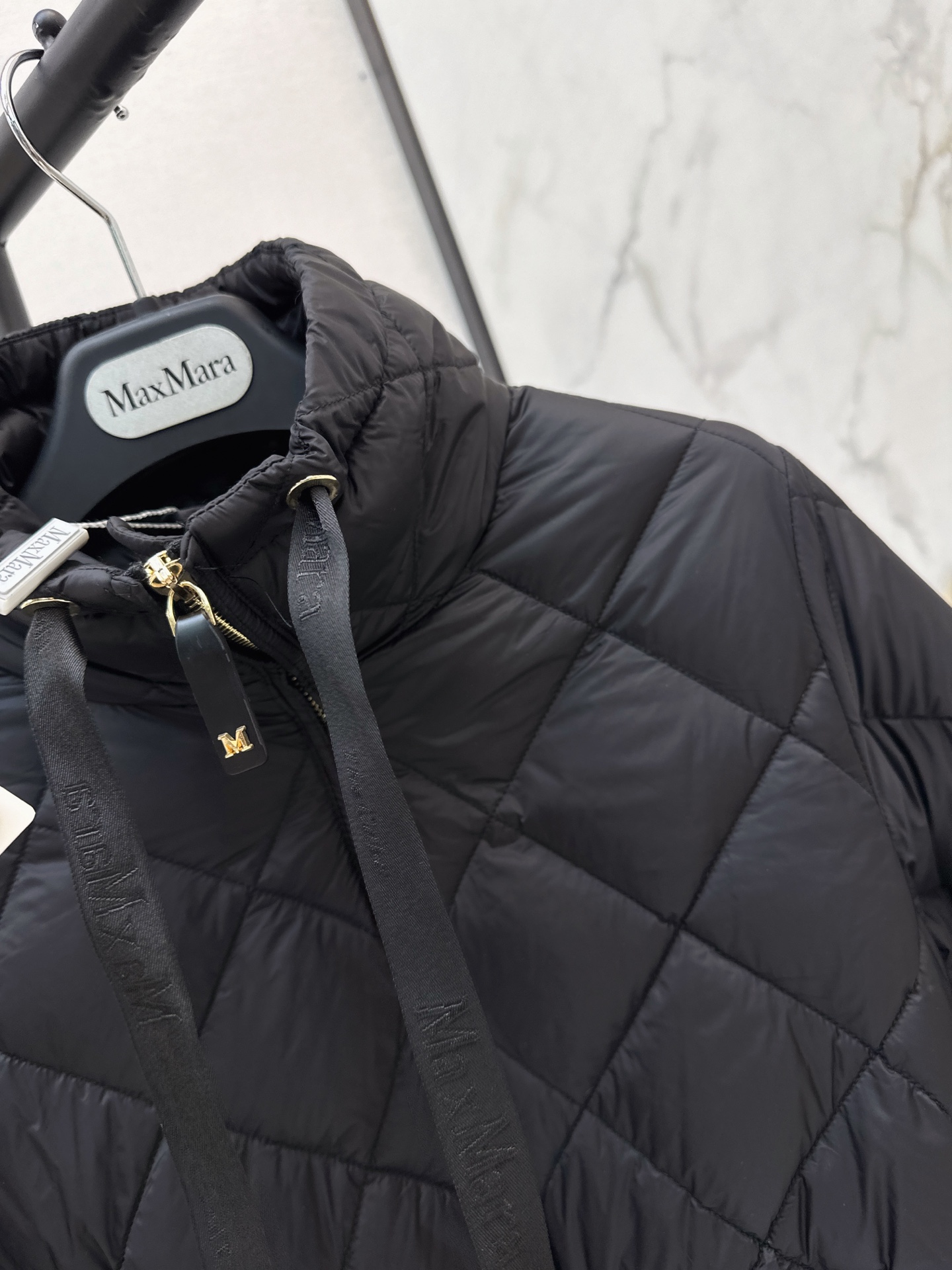 Max 26fw stand-collar belted down jacket