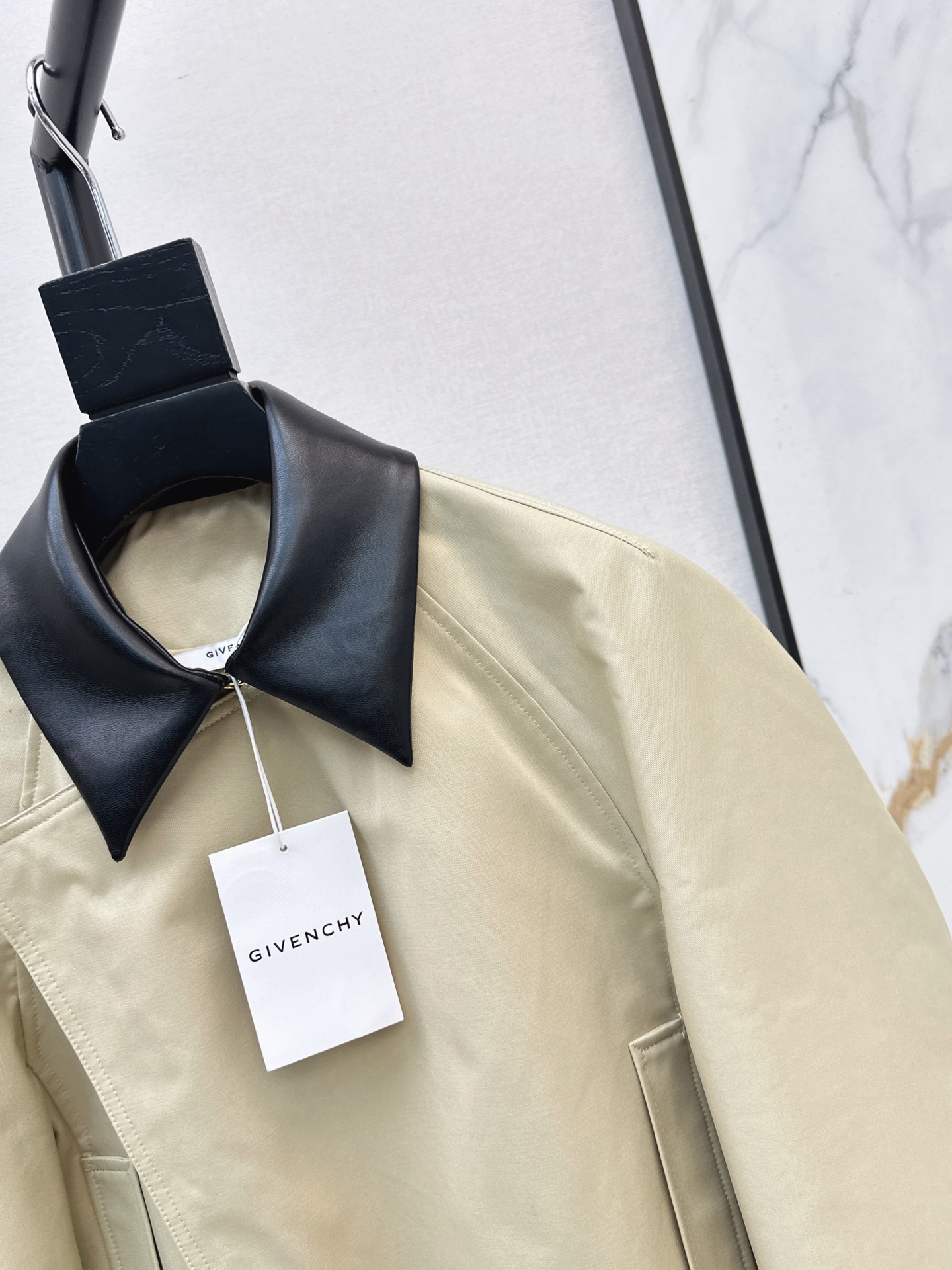 Giv 26fw contrast leather-collar cropped jacket
