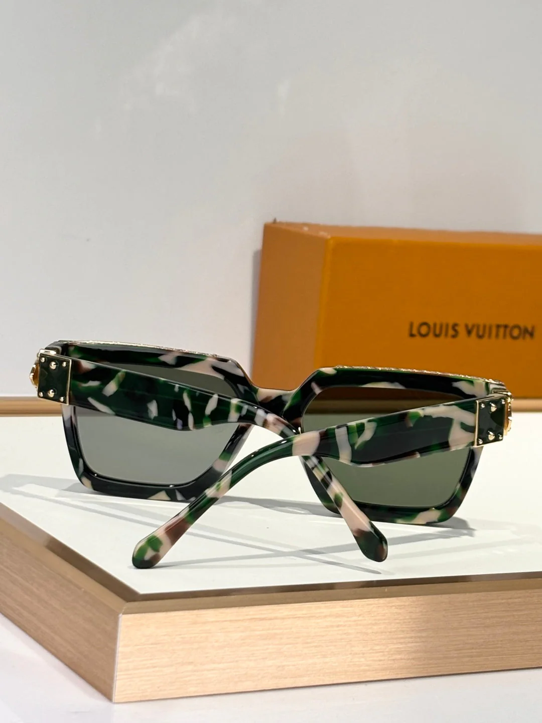 L milionair sunglasses