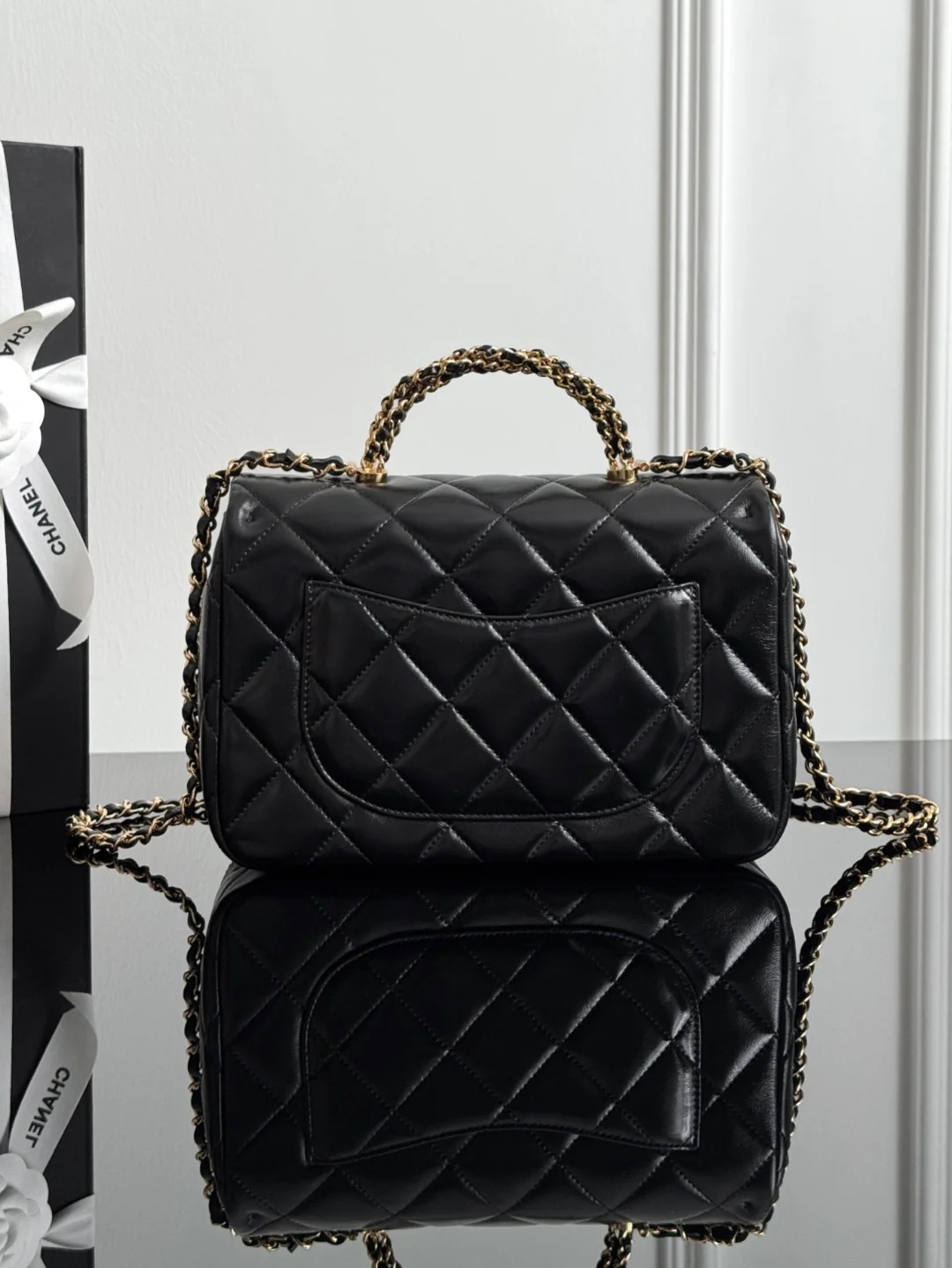 Chan 24B twist handle shoulder bag