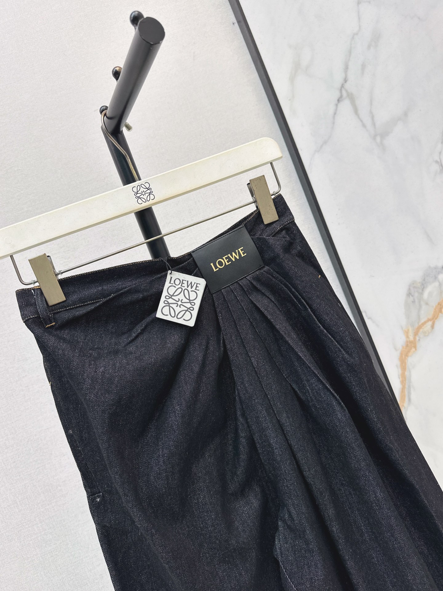 Loe 26fw asymmetric pleated wide-leg jeans