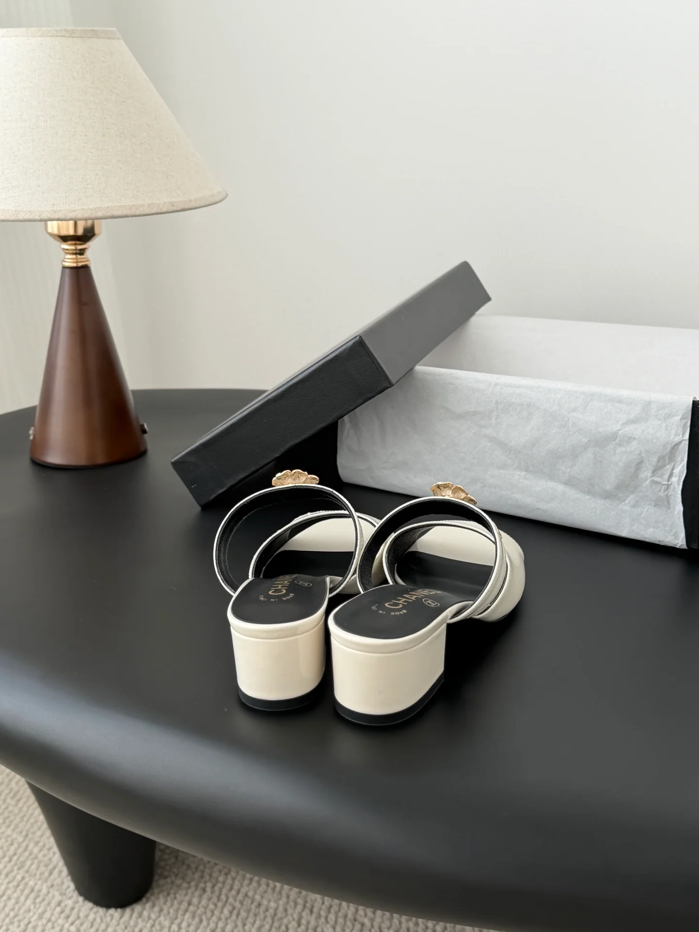 Chan 26ss camellia leather sandals