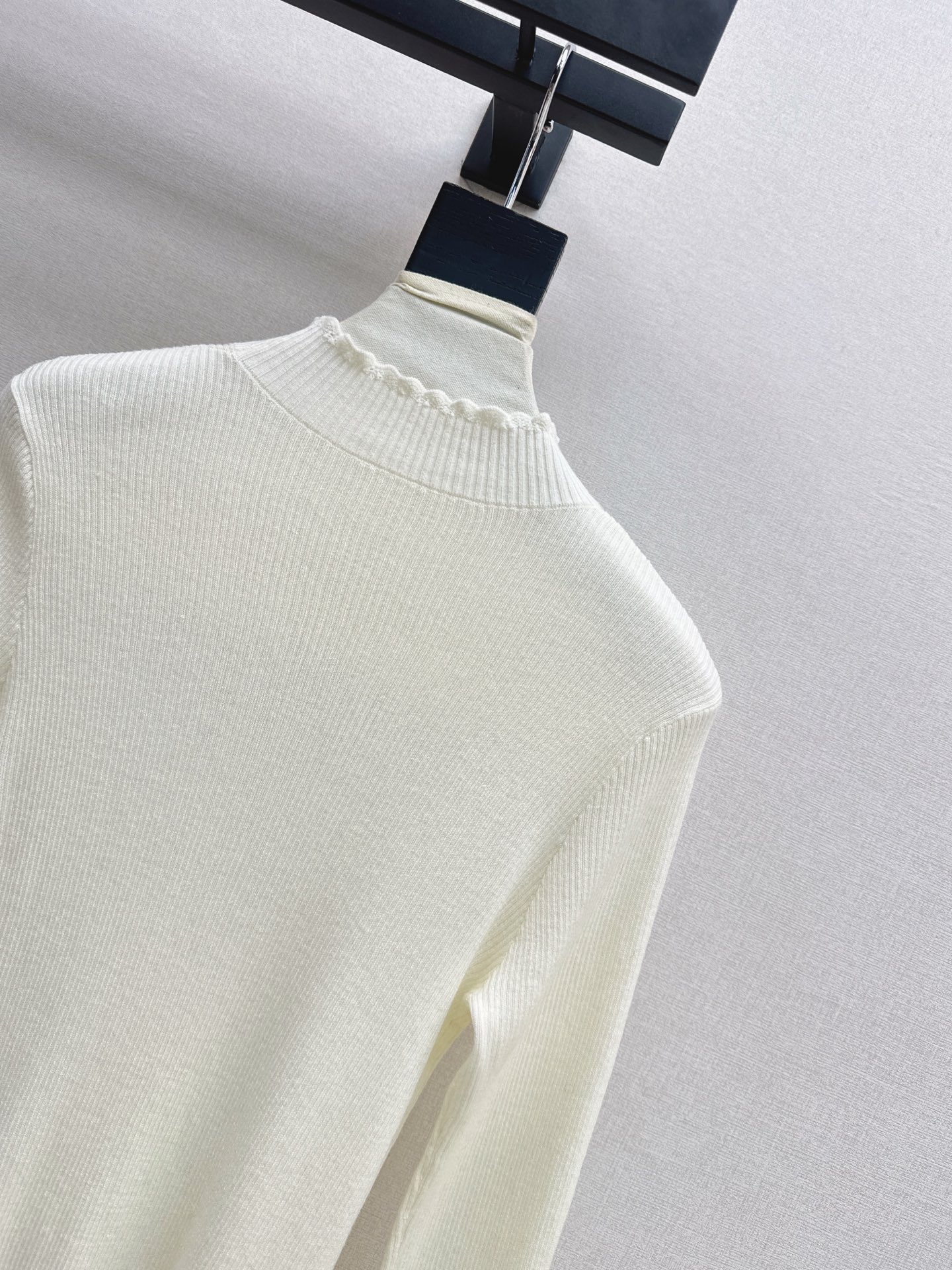 ES 26fw ruffle basic tee
