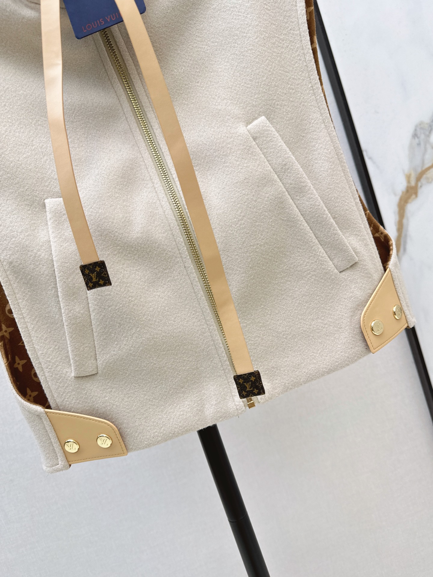 Loui 26fw hooded vest jacket