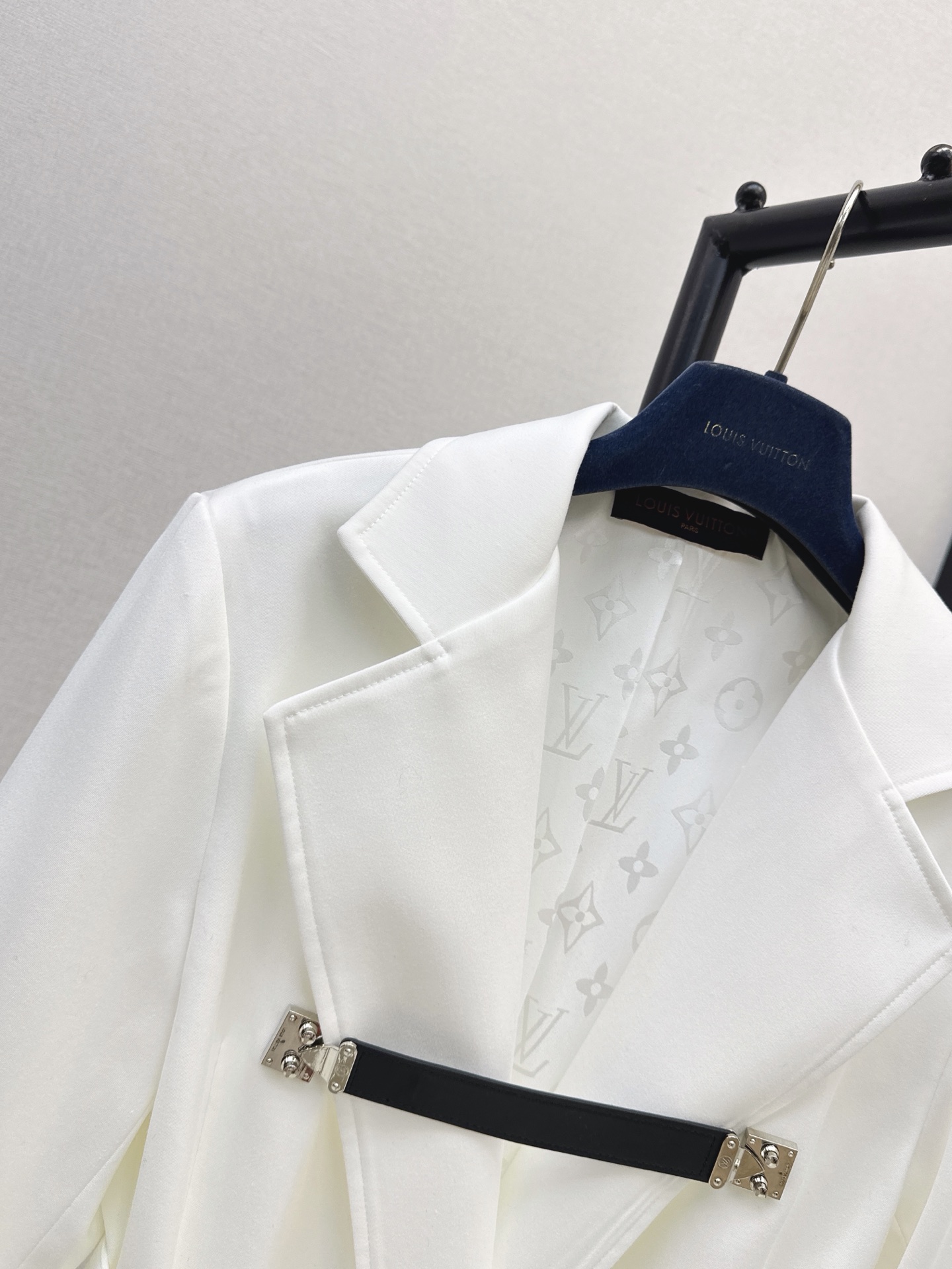 Loui 26fw hardware-strap belted blazer
