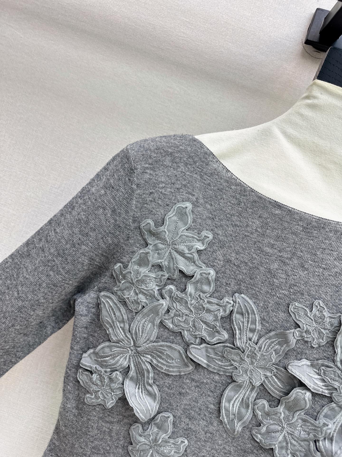 ES 26fw lace embroidery knit sweater