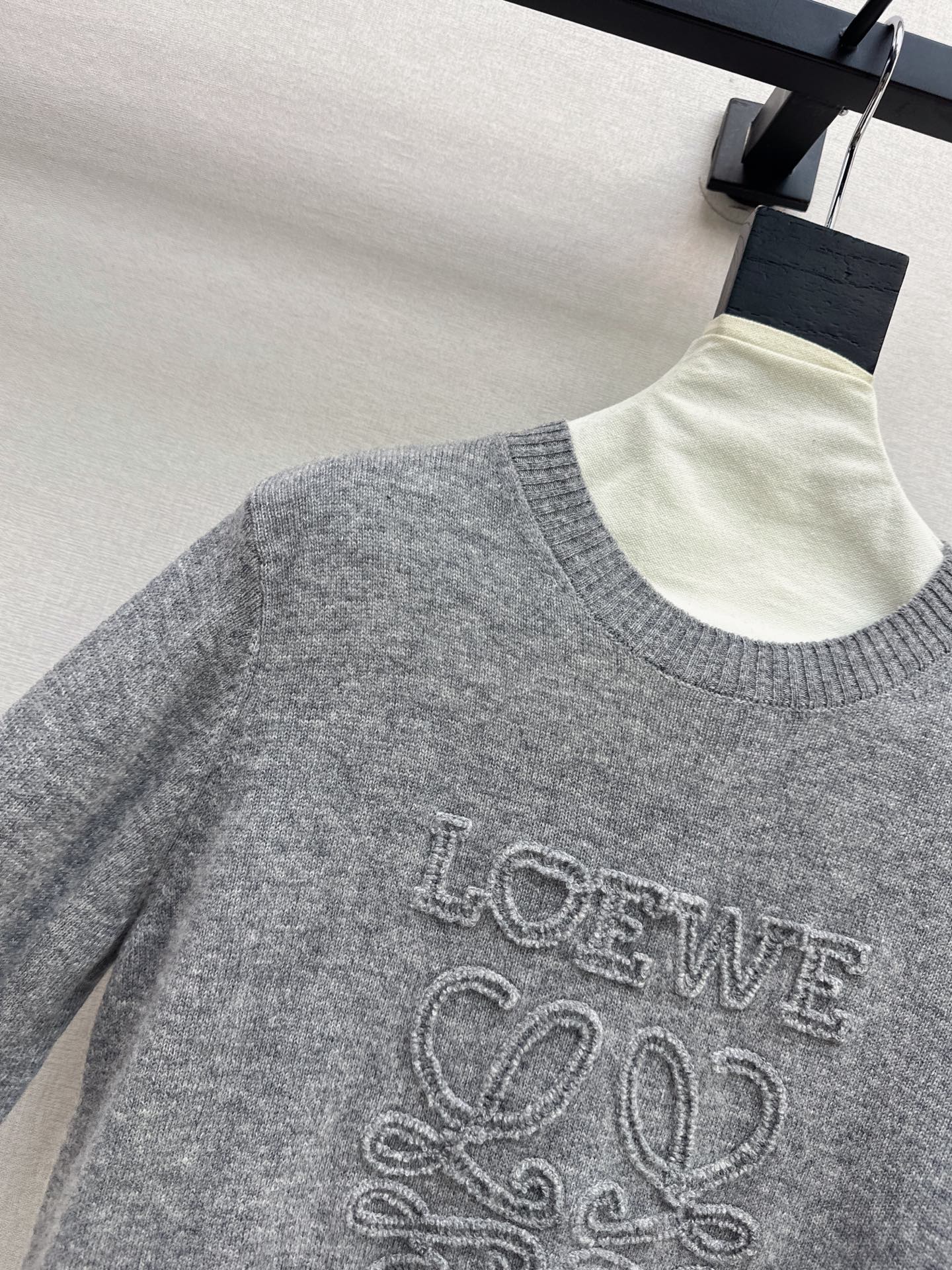 Loe 26fw embroidery sweater