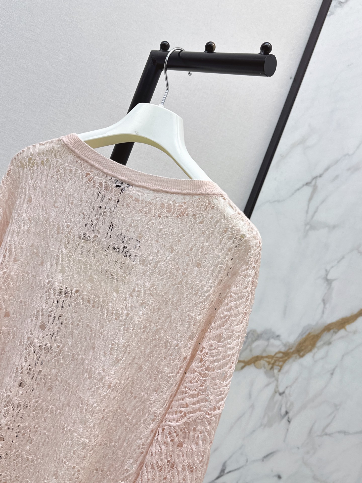 Loe 26fw hollow knit top