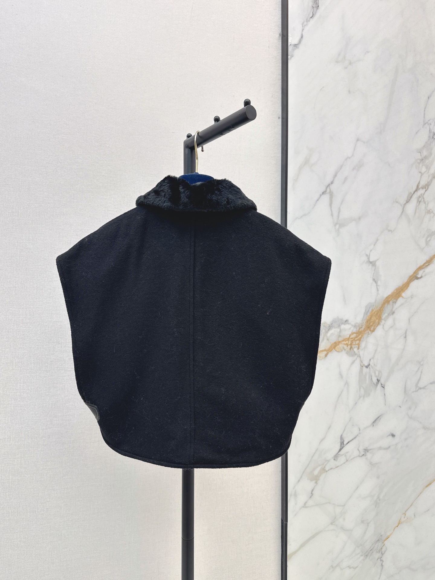 Loui 26fw fur-trim wool vest