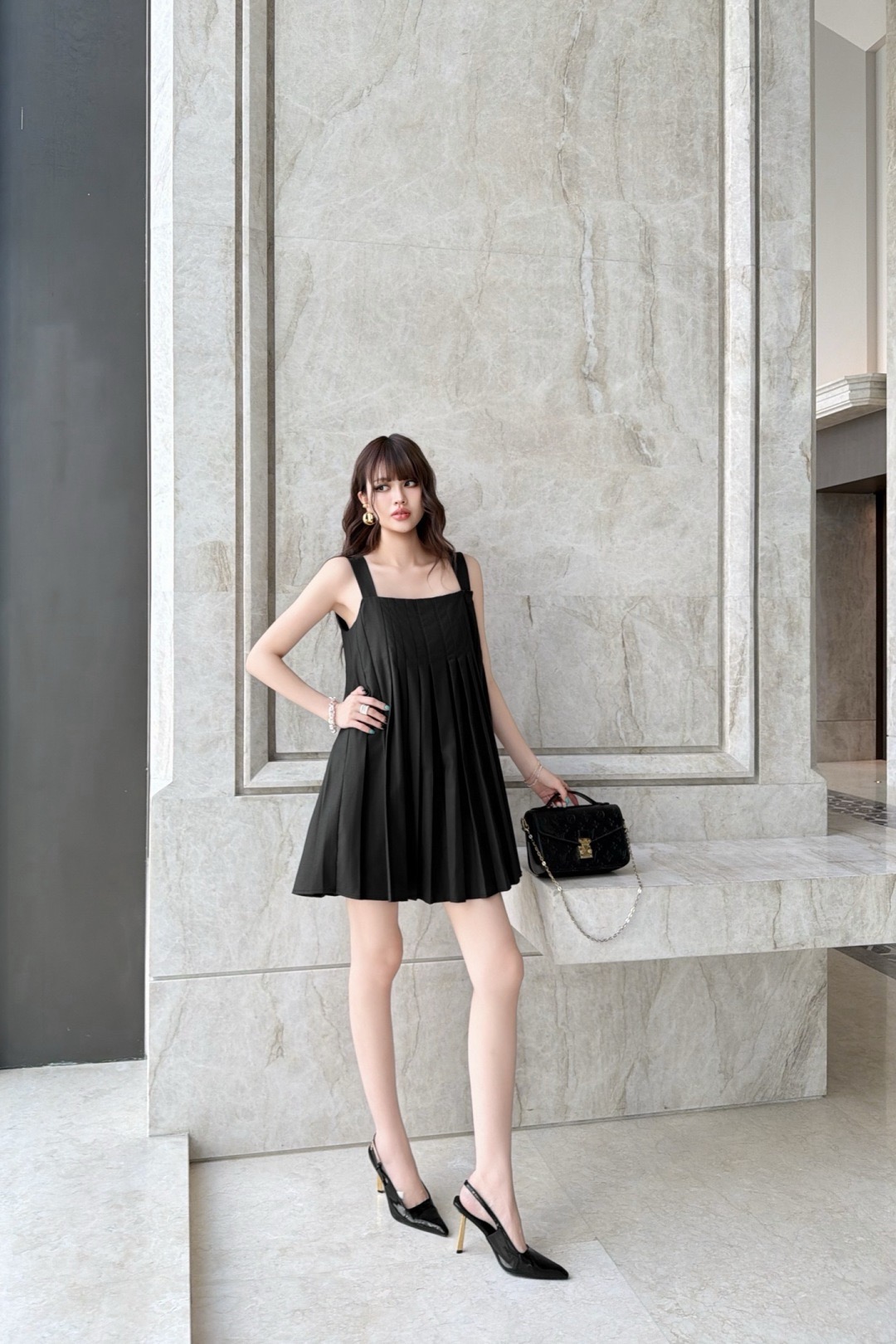 Loui 26fw square-neck pleated dress