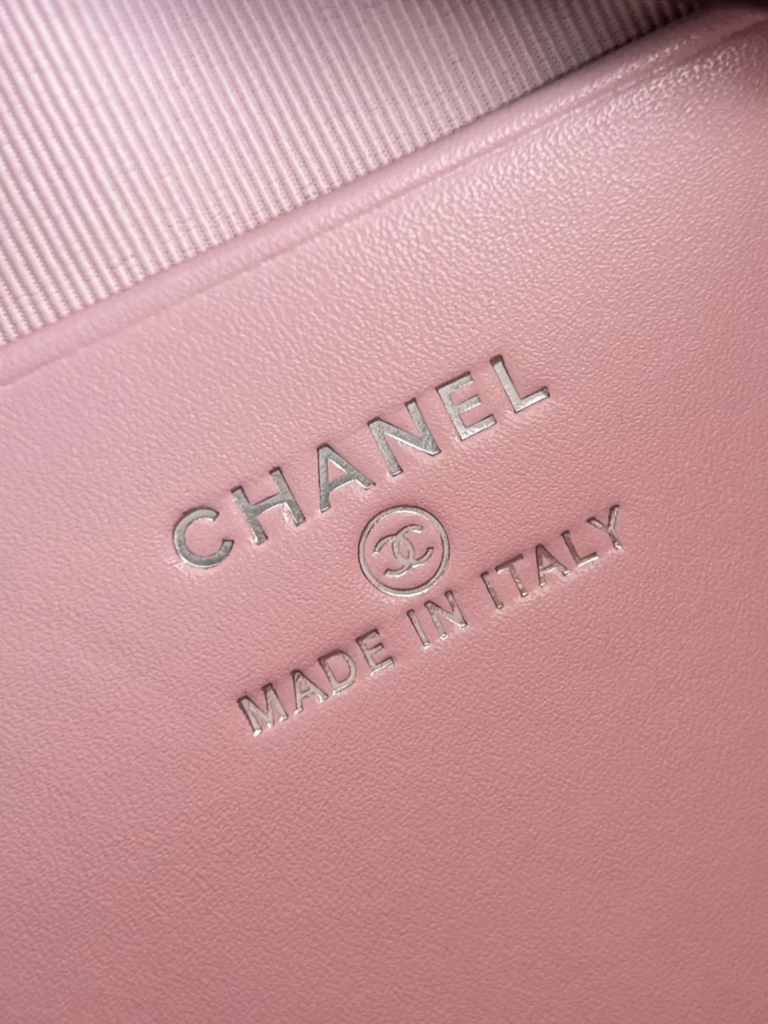 Chan 25B wallet on chain shoulder bags