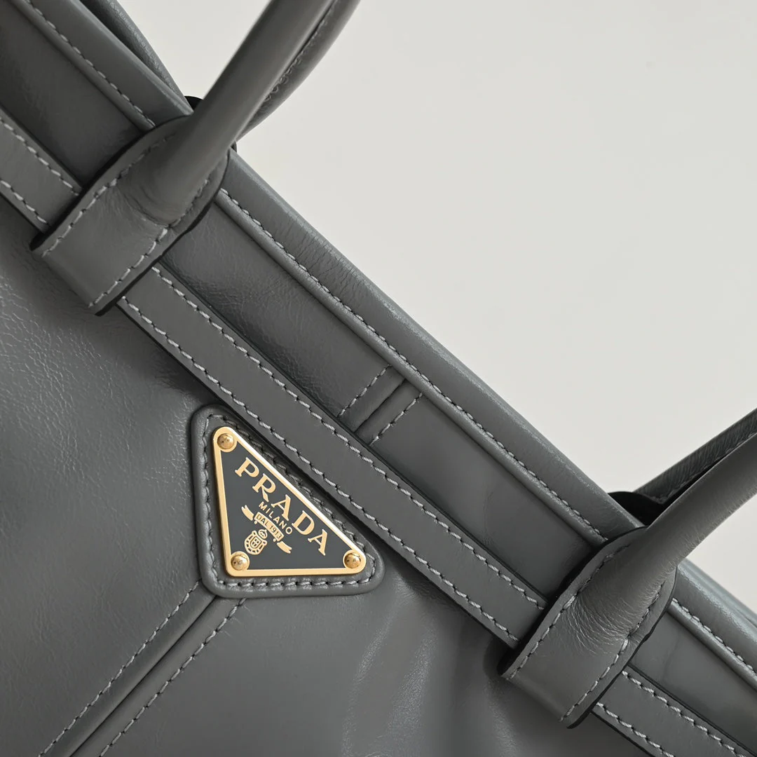 PD LuxSoft Medium leather handbag