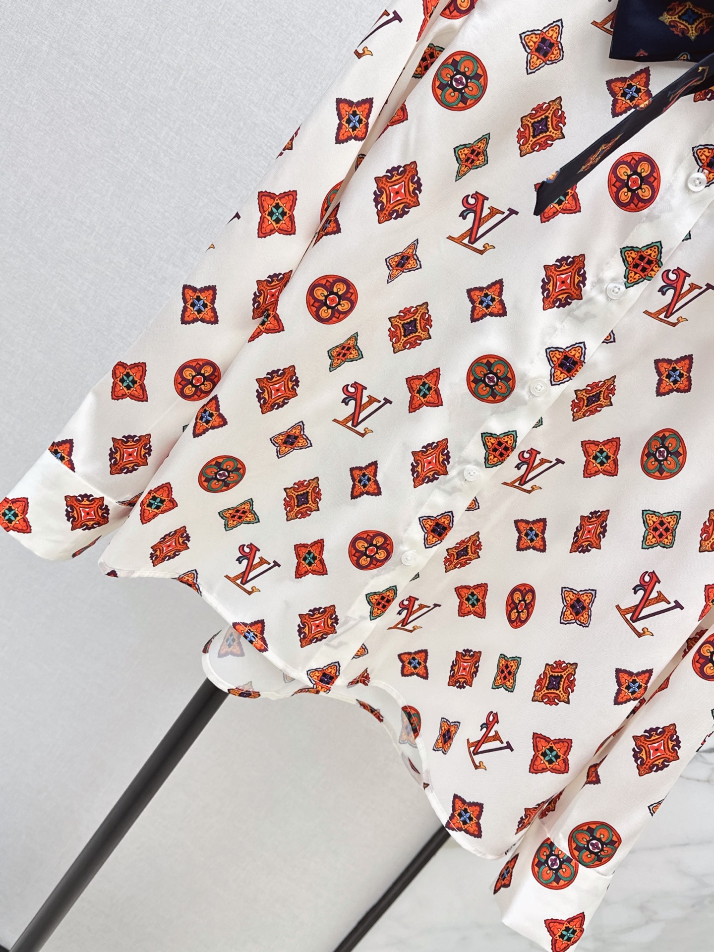 Loui 26fw print ribbon shirt